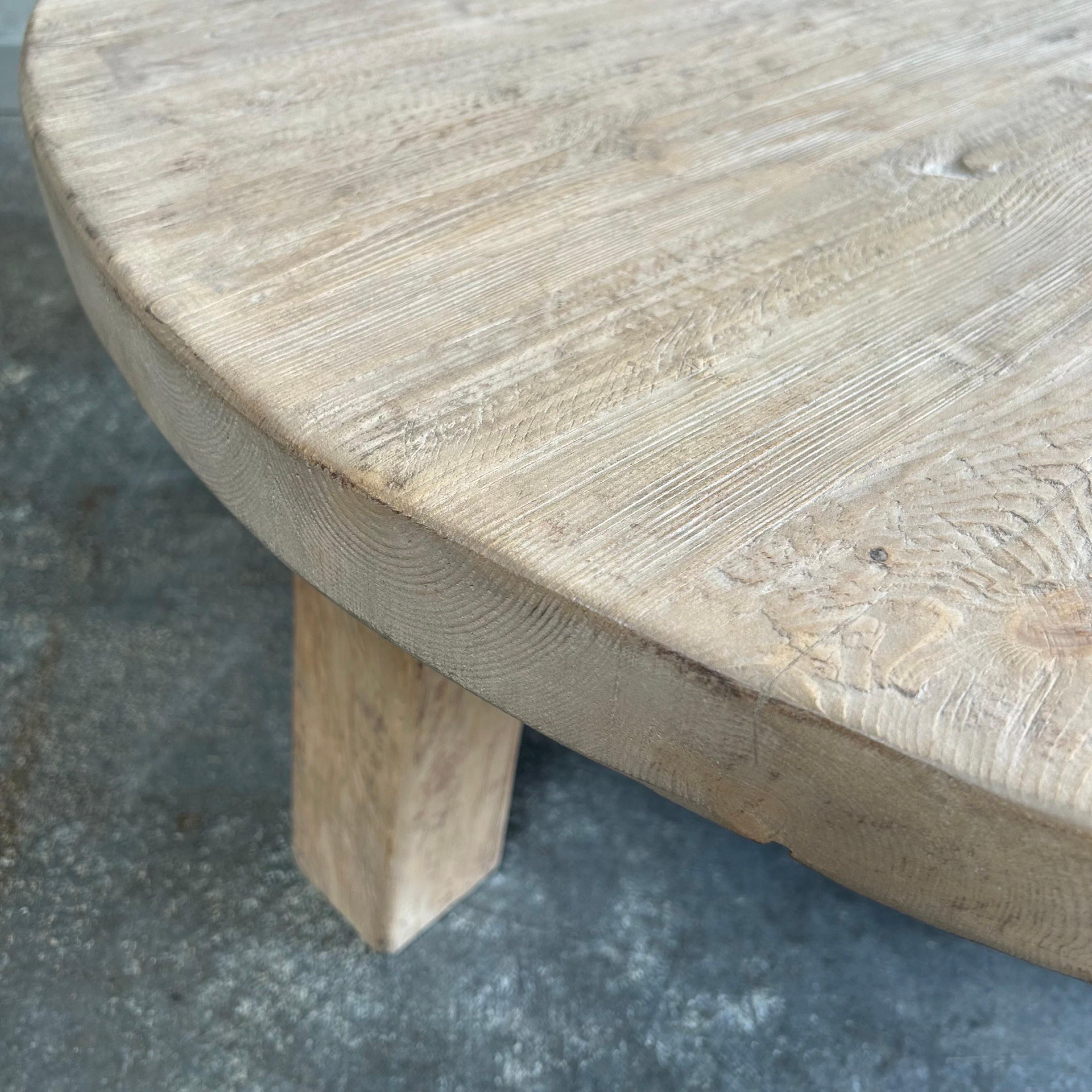 Table basse ronde sur mesure à trois pieds en bois de récupération  en vente 1