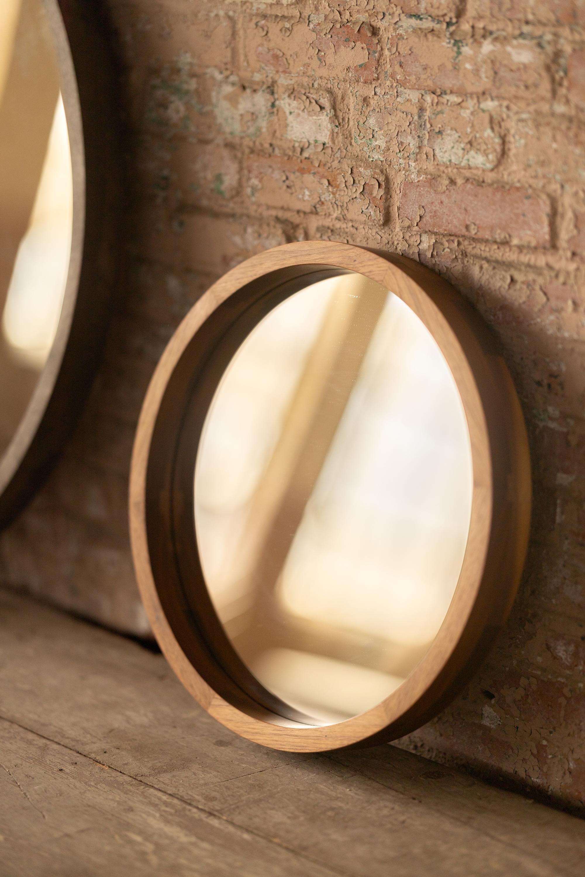 Américain Miroir mural en bois rond personnalisé  Miroir Rita d'Alabama Sawyer en vente