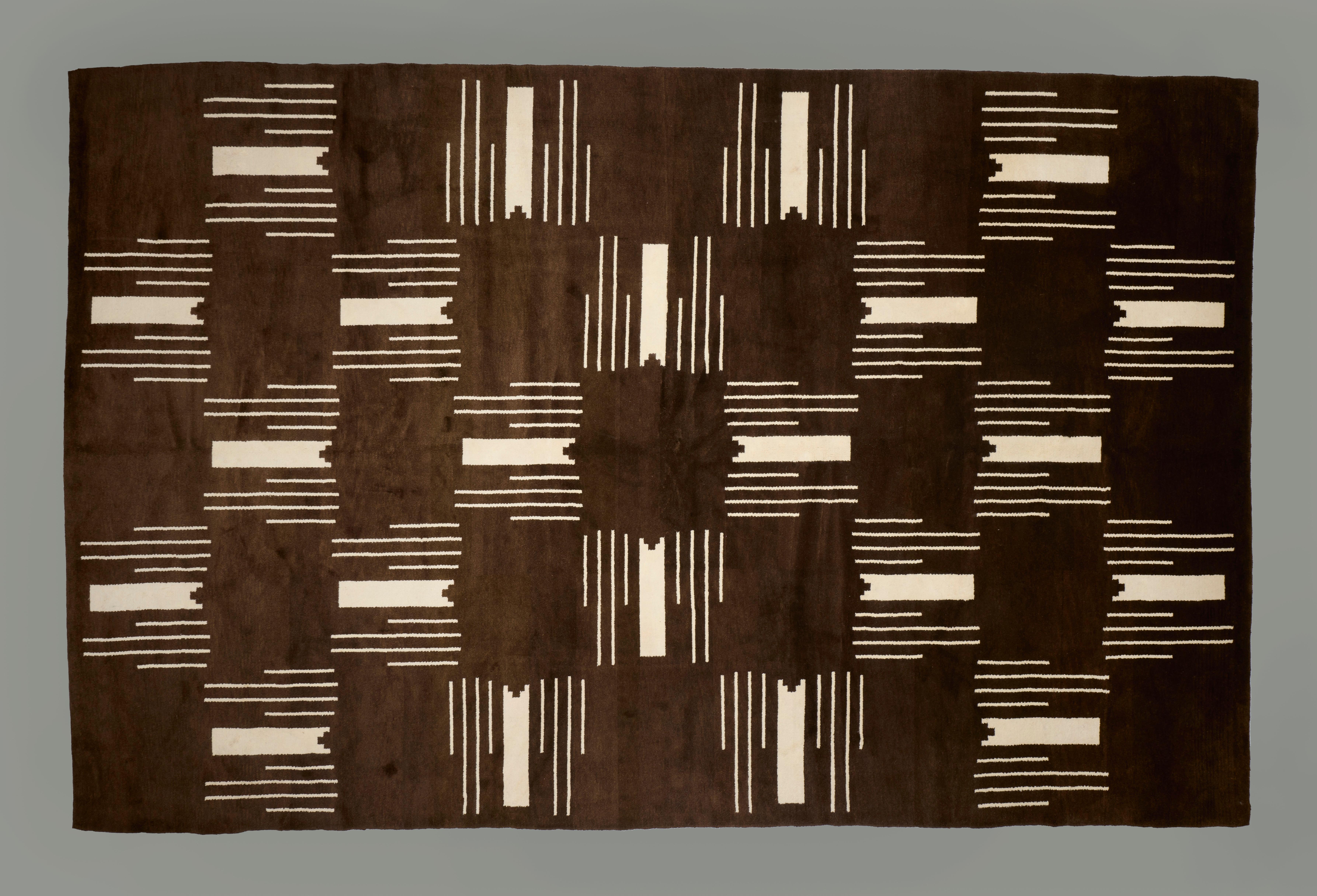 Tappeto personalizzato tessuto a mano nello stile di Jean-Michel Frank. Basato su uno dei design più iconici di Jean-Michel Frank, originariamente concepito per il Salone di Parigi.  sala da pranzo di Robert Chevalier, 1927 circa. 

Il tappeto ha