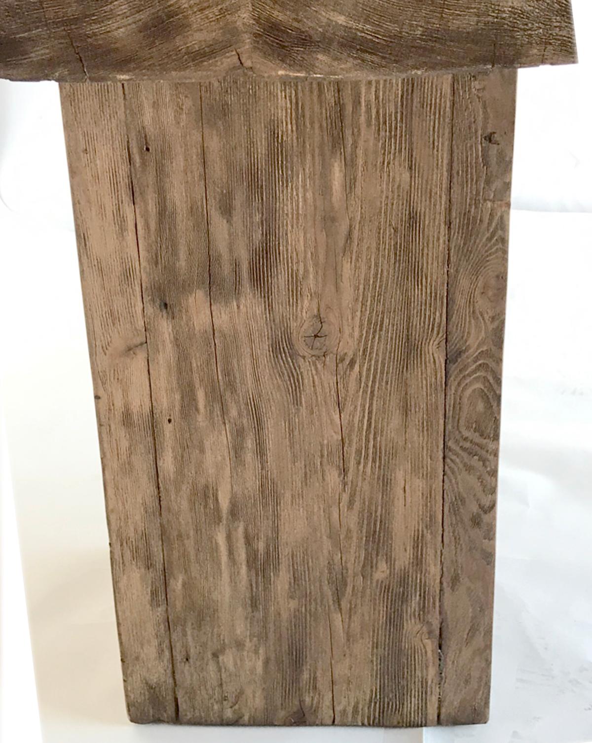 Maßgefertigter rustikaler moderner runder Tisch mit quadratischem Sockel von Dos Gallos (Holz) im Angebot