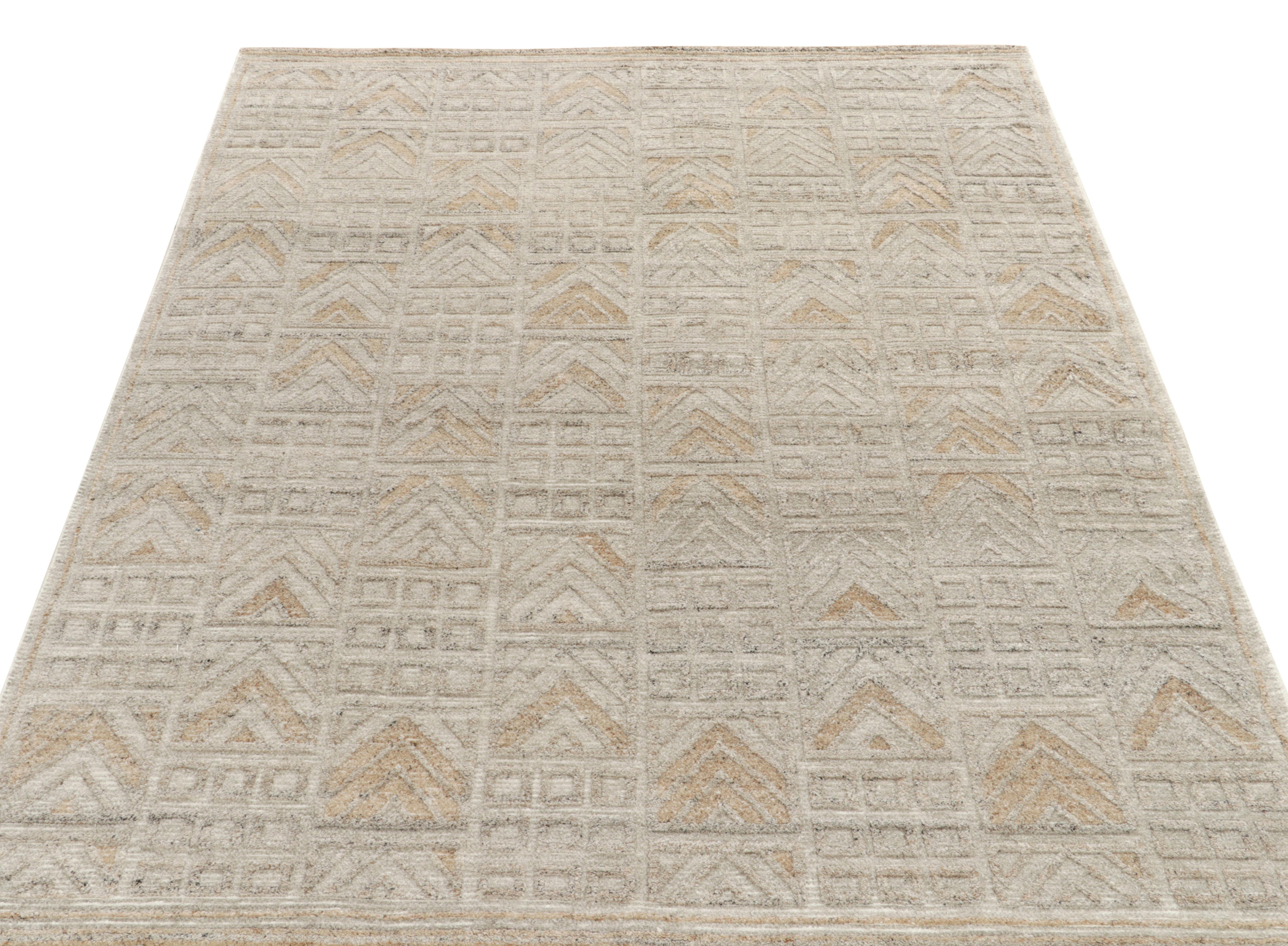 Ein handgeknüpfter Teppich nach Maß, erhältlich in der preisgekrönten skandinavischen Auswahl von Rug & Kilim. Die Balken im schwedischen Deco-Stil haben ein raffiniertes geometrisches Muster in einem glänzenden Weiß, Grau und Beige-Braun, das den