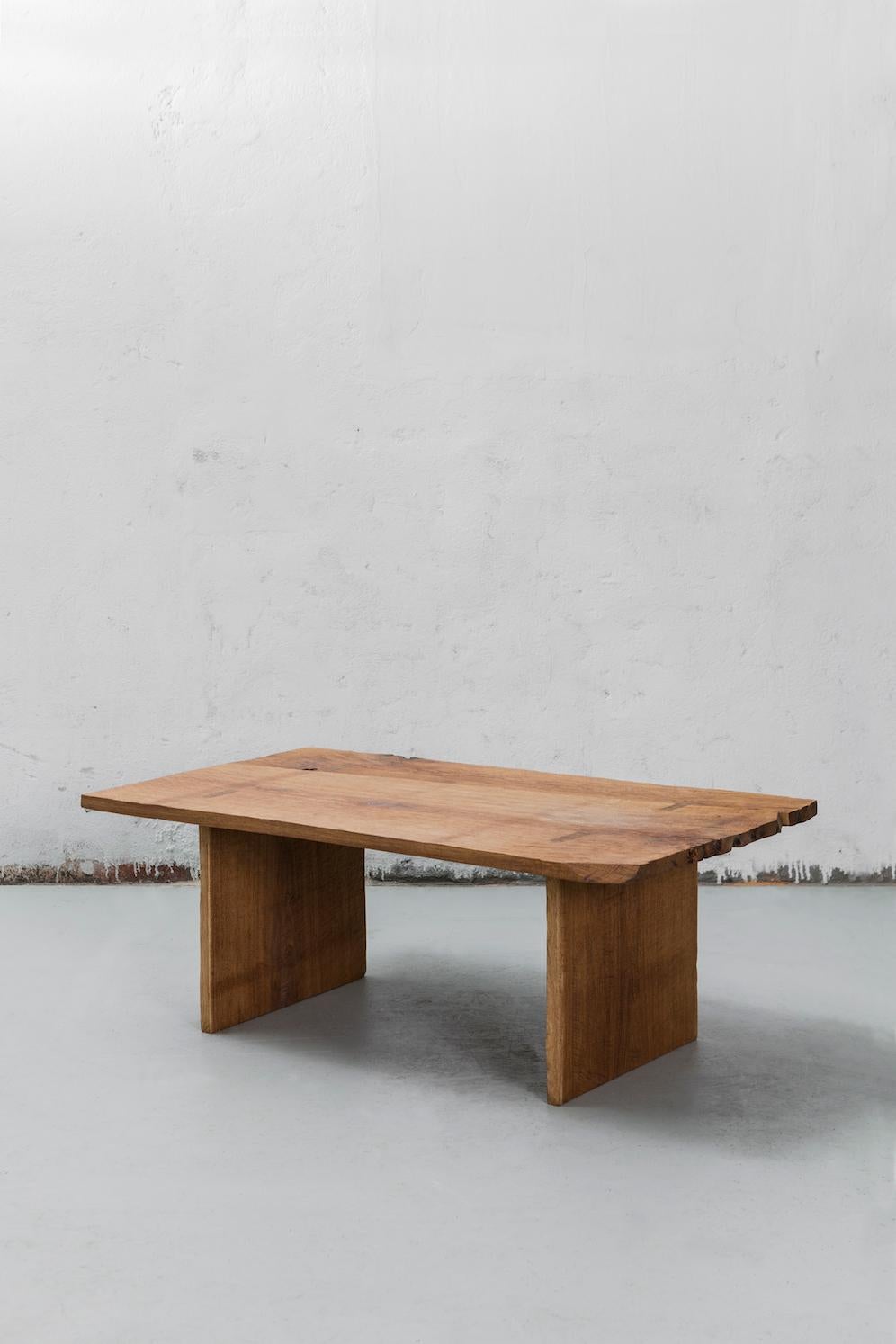 Brutalisme Table basse sculptée sur mesure en chêne massif, carrée et en Wood Wood foncé en vente