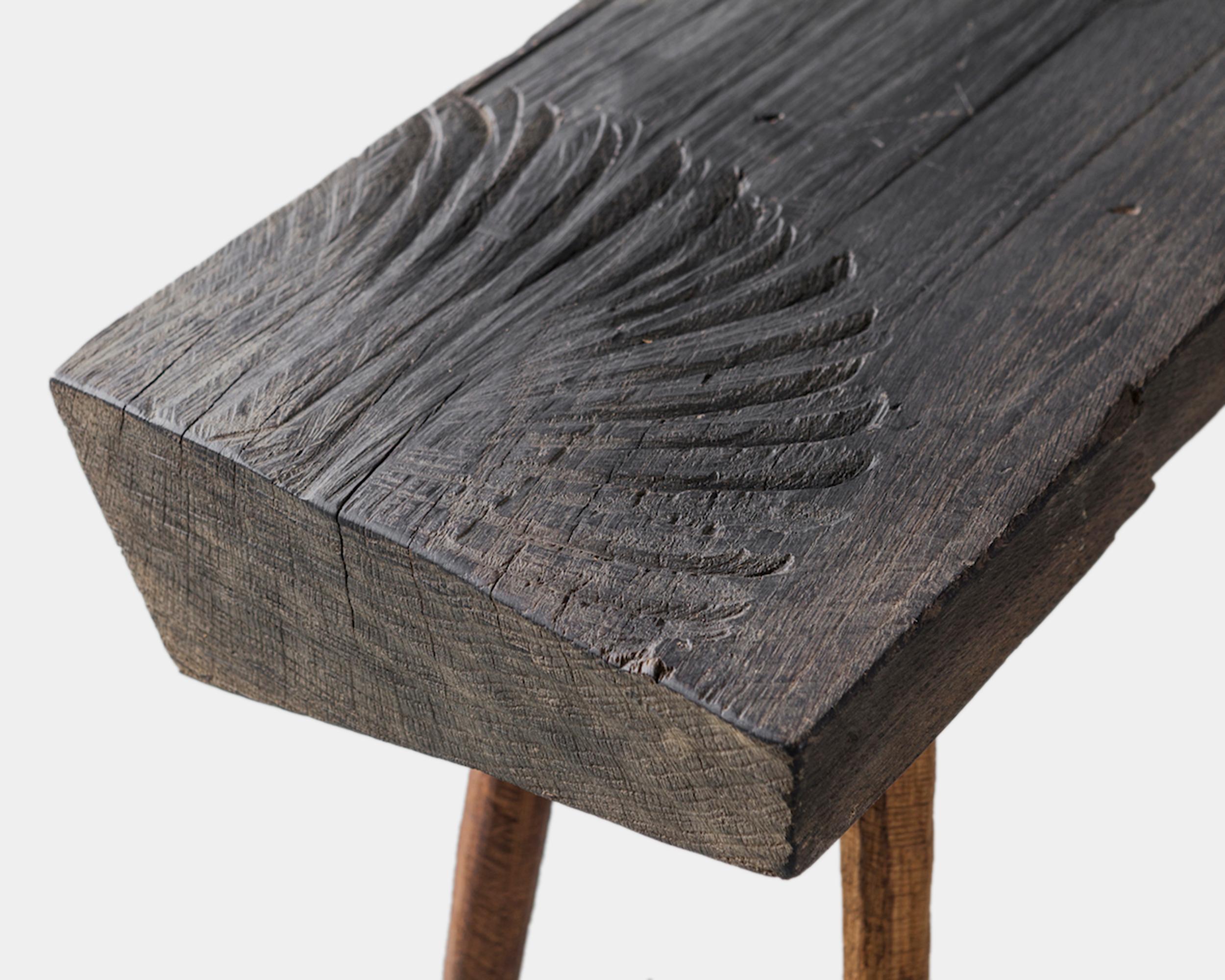 Russe Table basse sculptée sur mesure en chêne massif, carrée et en Wood Wood foncé en vente