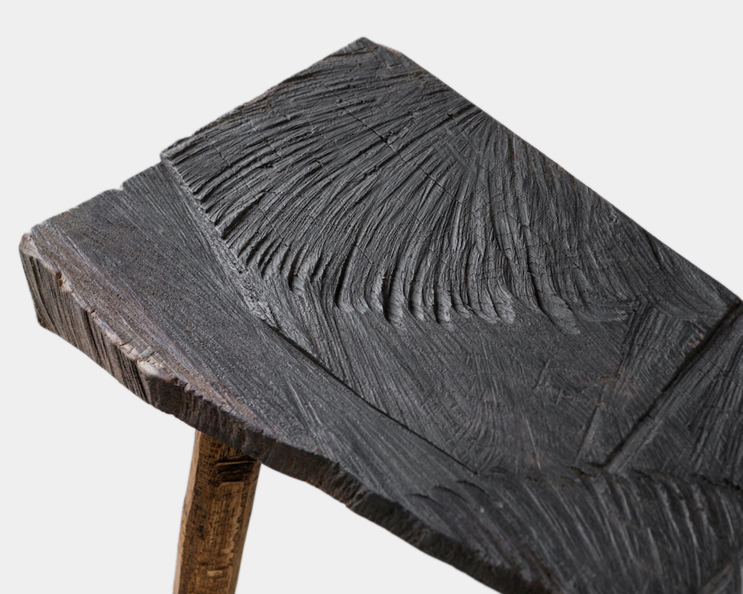 Table basse sculptée sur mesure en chêne massif, carrée et en Wood Wood foncé Neuf - En vente à Paris, FR