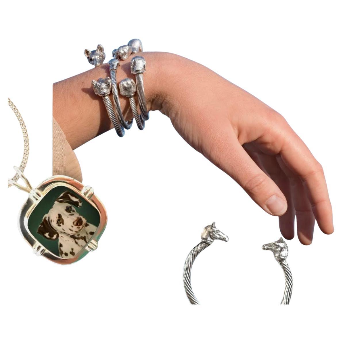 Colgante en miniatura de perro, caballo, pulsera y aceite esculpidos a medida