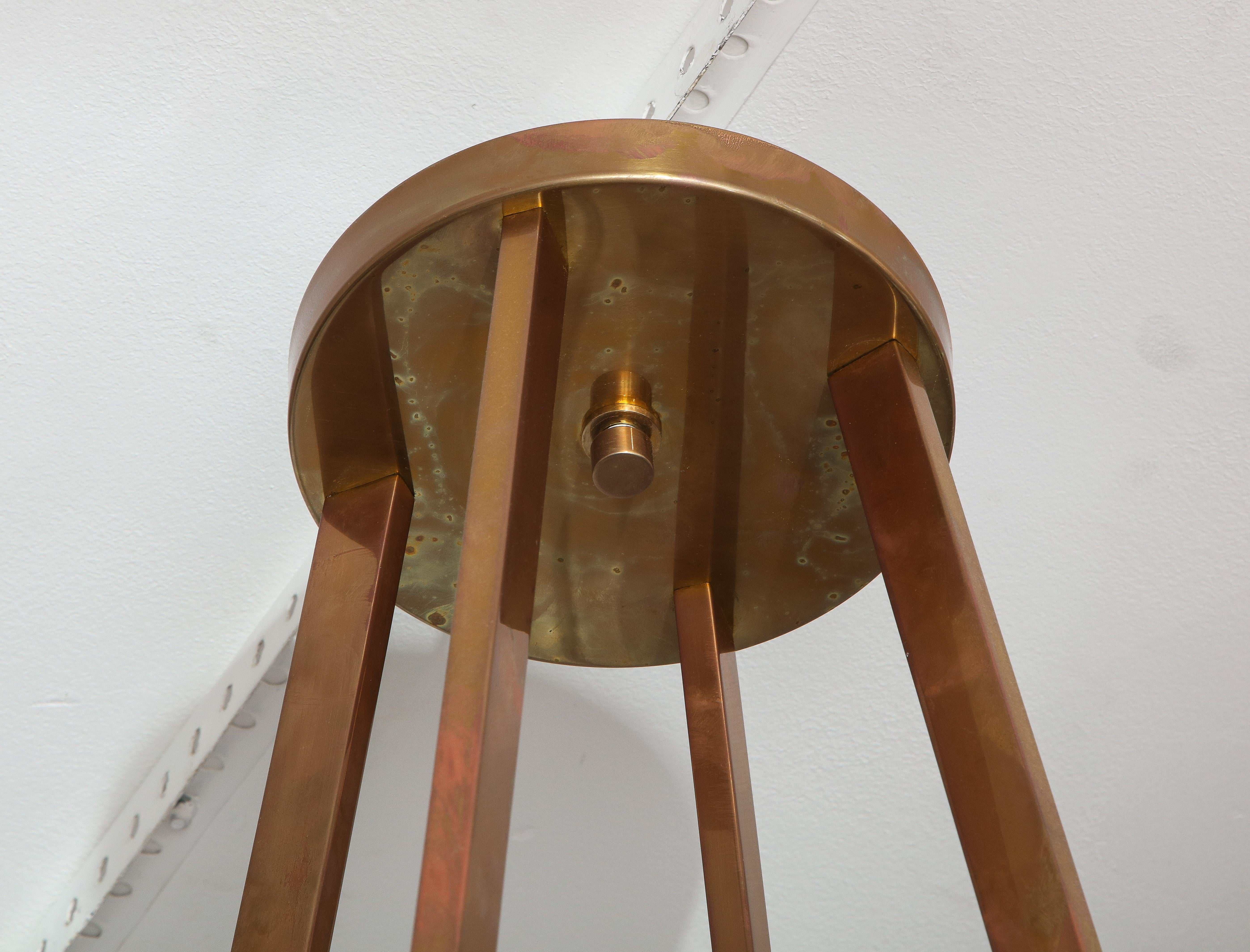 XXI secolo e contemporaneo Lampadario scultoreo in ottone personalizzato a otto bracci in vendita