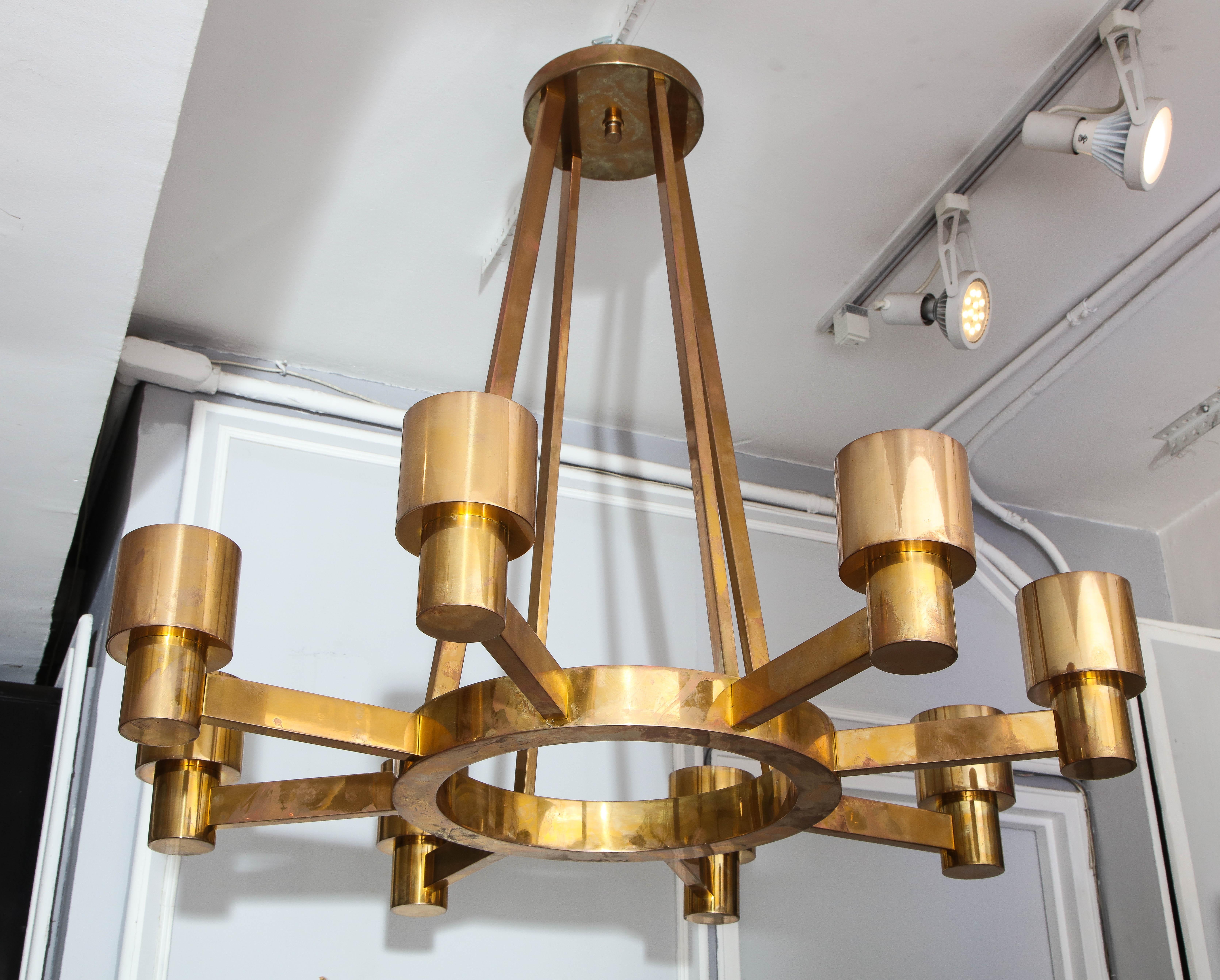 Mid-Century moderno Lampadario scultoreo in ottone personalizzato a otto bracci in vendita