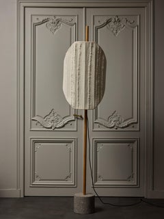 Lampada da terra personalizzata a bandiera Servomuto con paralume in bouclé