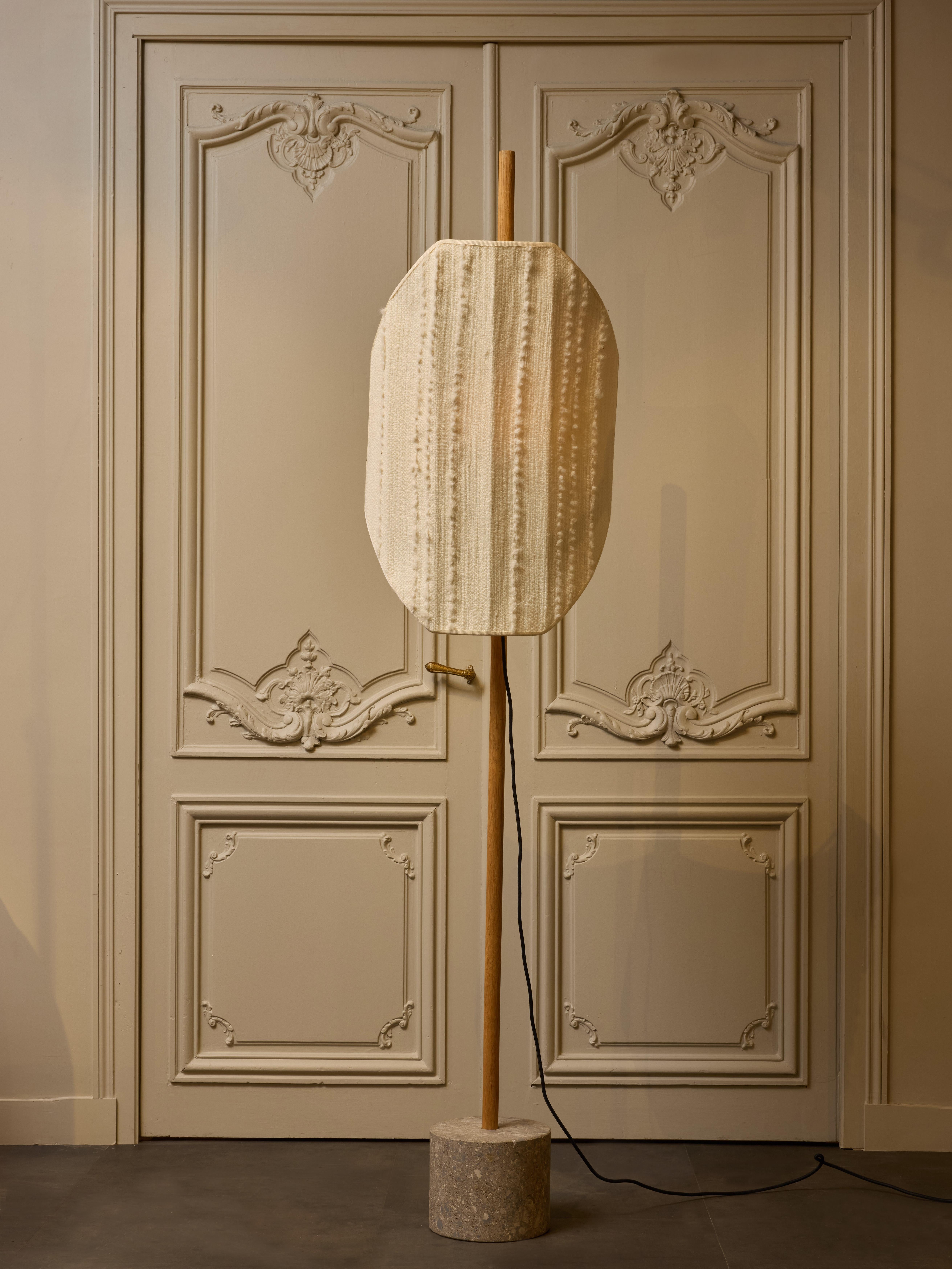 Moderno Lampada da terra personalizzata a bandiera Servomuto con paralume in bouclé in vendita