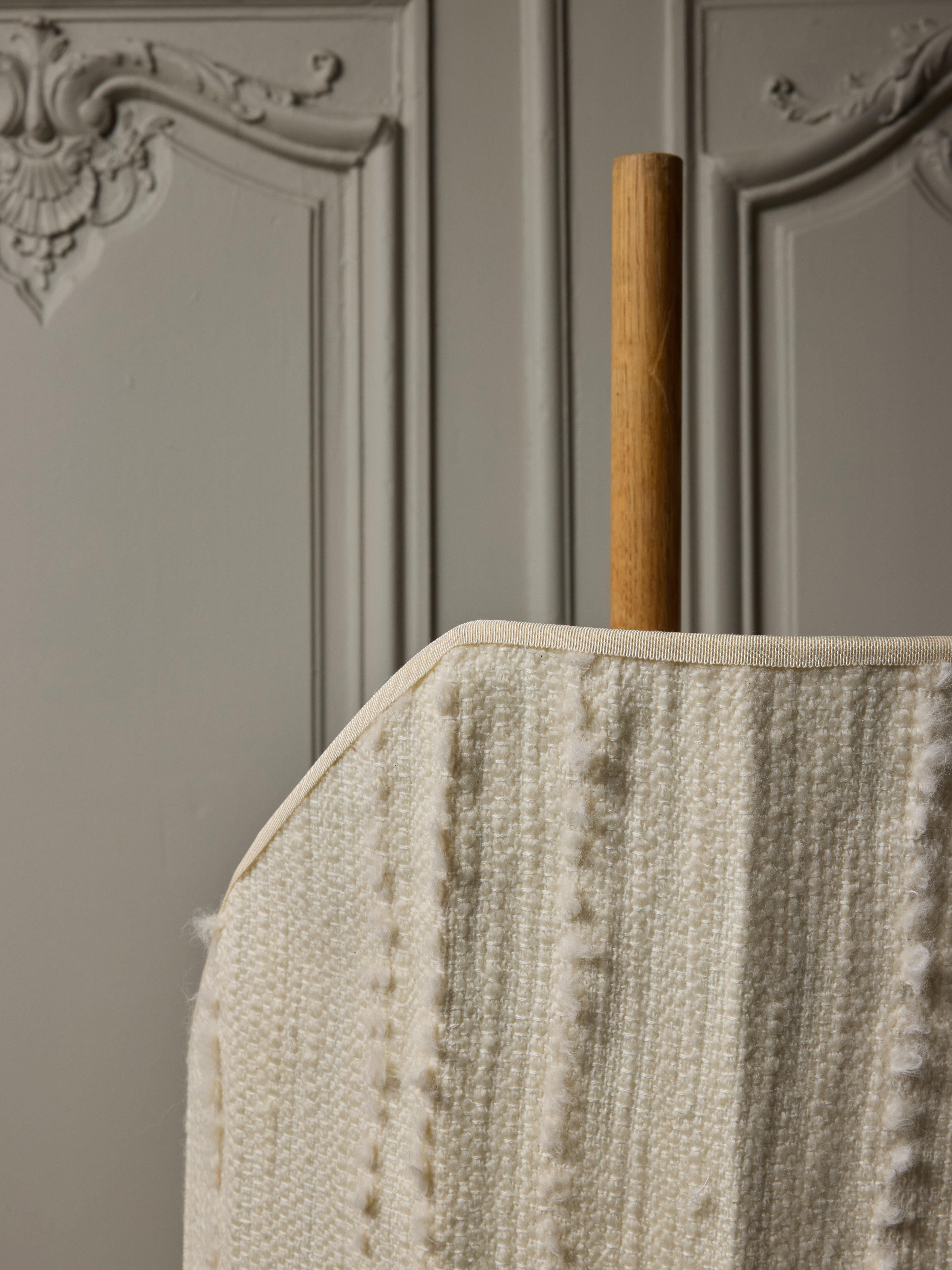 XXI secolo e contemporaneo Lampada da terra personalizzata a bandiera Servomuto con paralume in bouclé in vendita