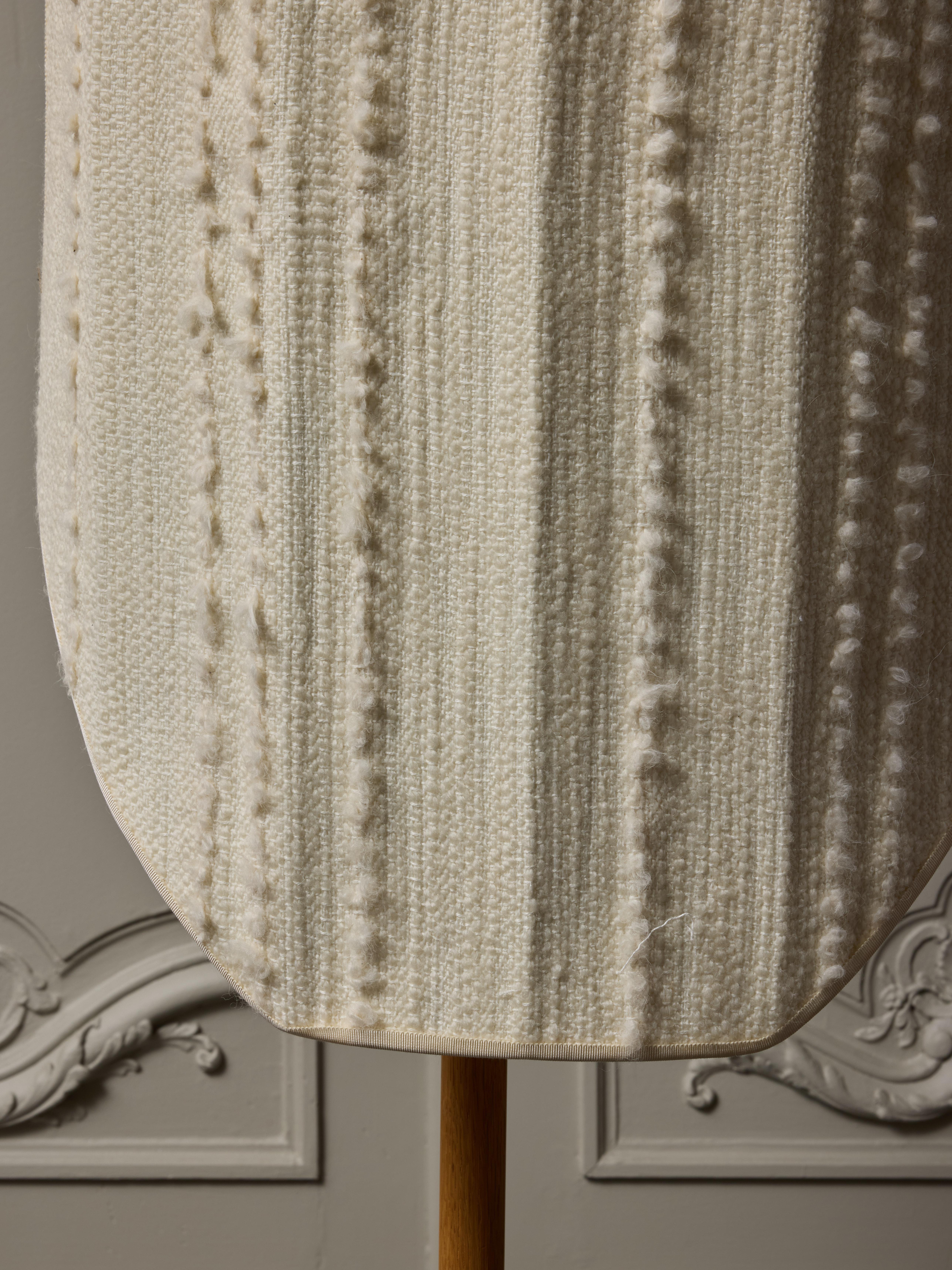 Pietra Lampada da terra personalizzata a bandiera Servomuto con paralume in bouclé in vendita