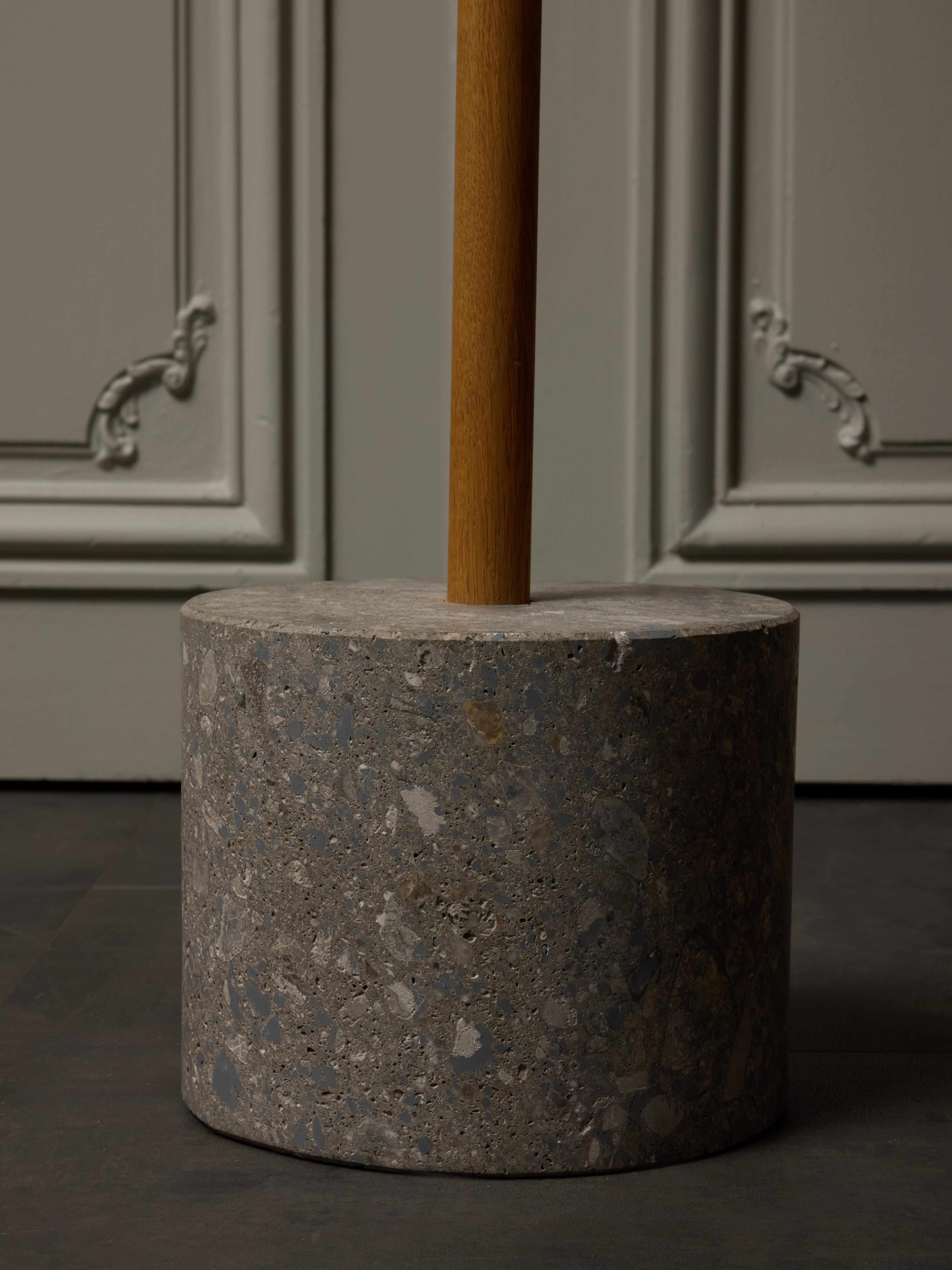 Lampada da terra personalizzata a bandiera Servomuto con paralume in bouclé in vendita 1