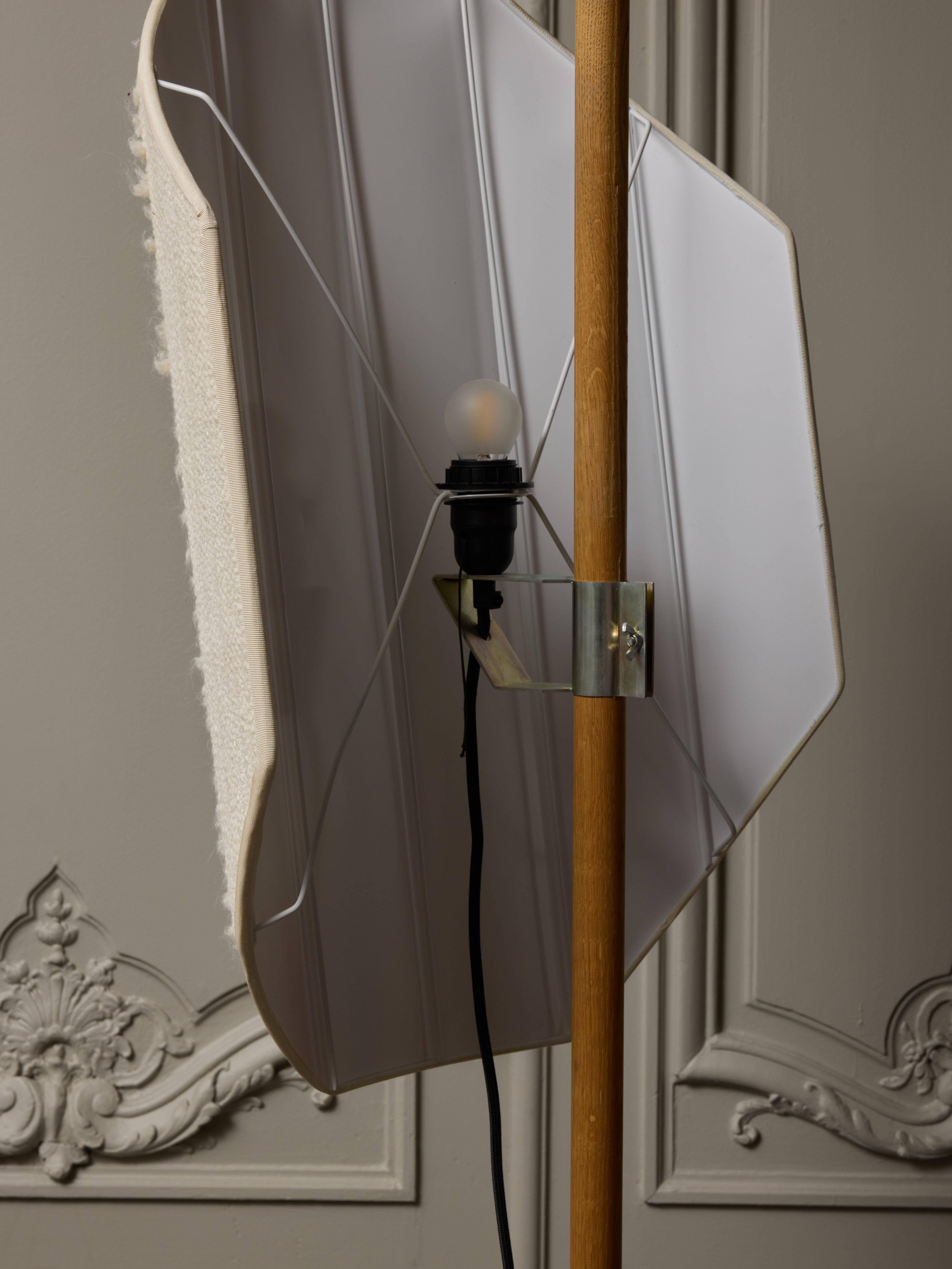 Lampada da terra personalizzata a bandiera Servomuto con paralume in bouclé in vendita 2