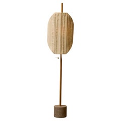 Lampada da terra personalizzata a bandiera Servomuto con paralume in bouclé