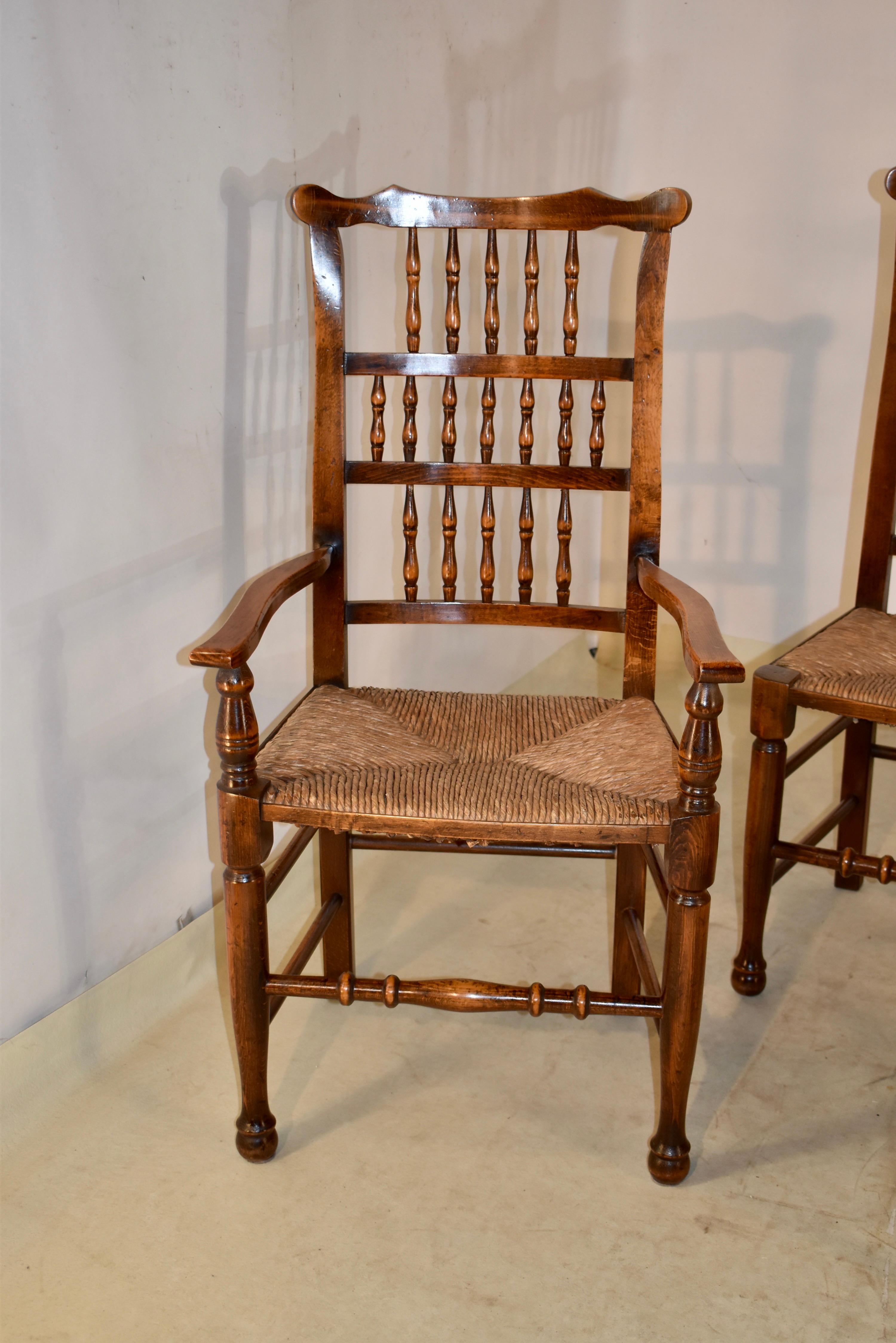 Country Ensemble personnalisé de huit chaises à dossier fuseau, vers 1920 en vente