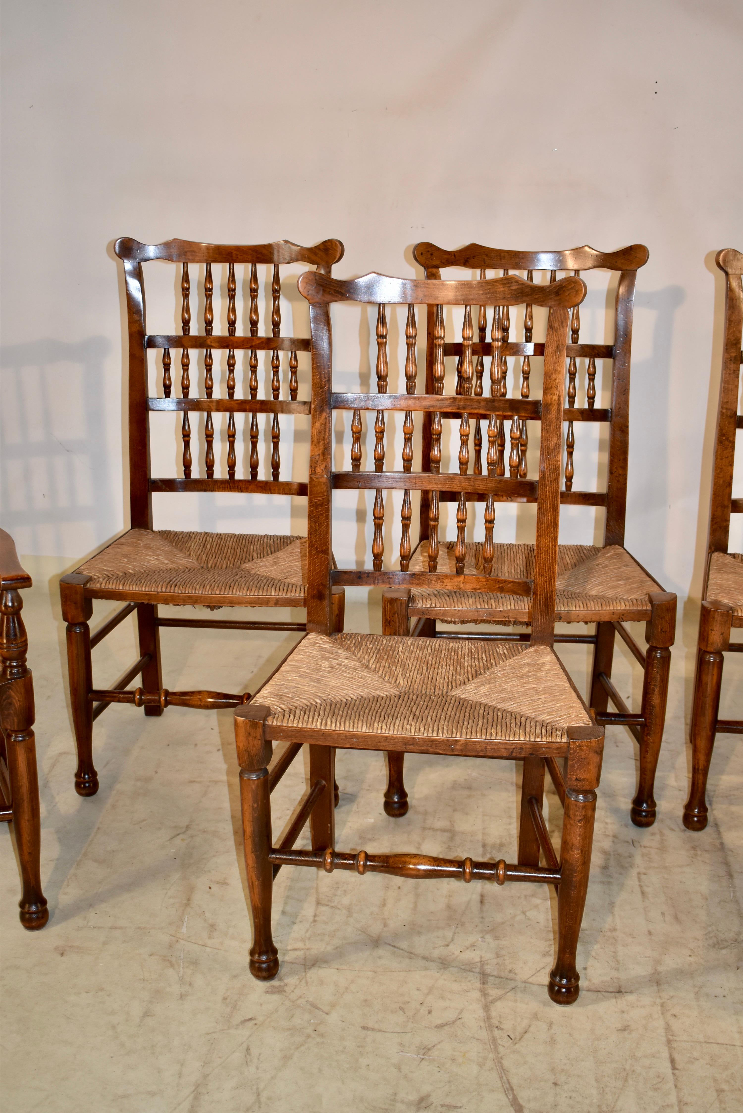 Anglais Ensemble personnalisé de huit chaises à dossier fuseau, vers 1920 en vente