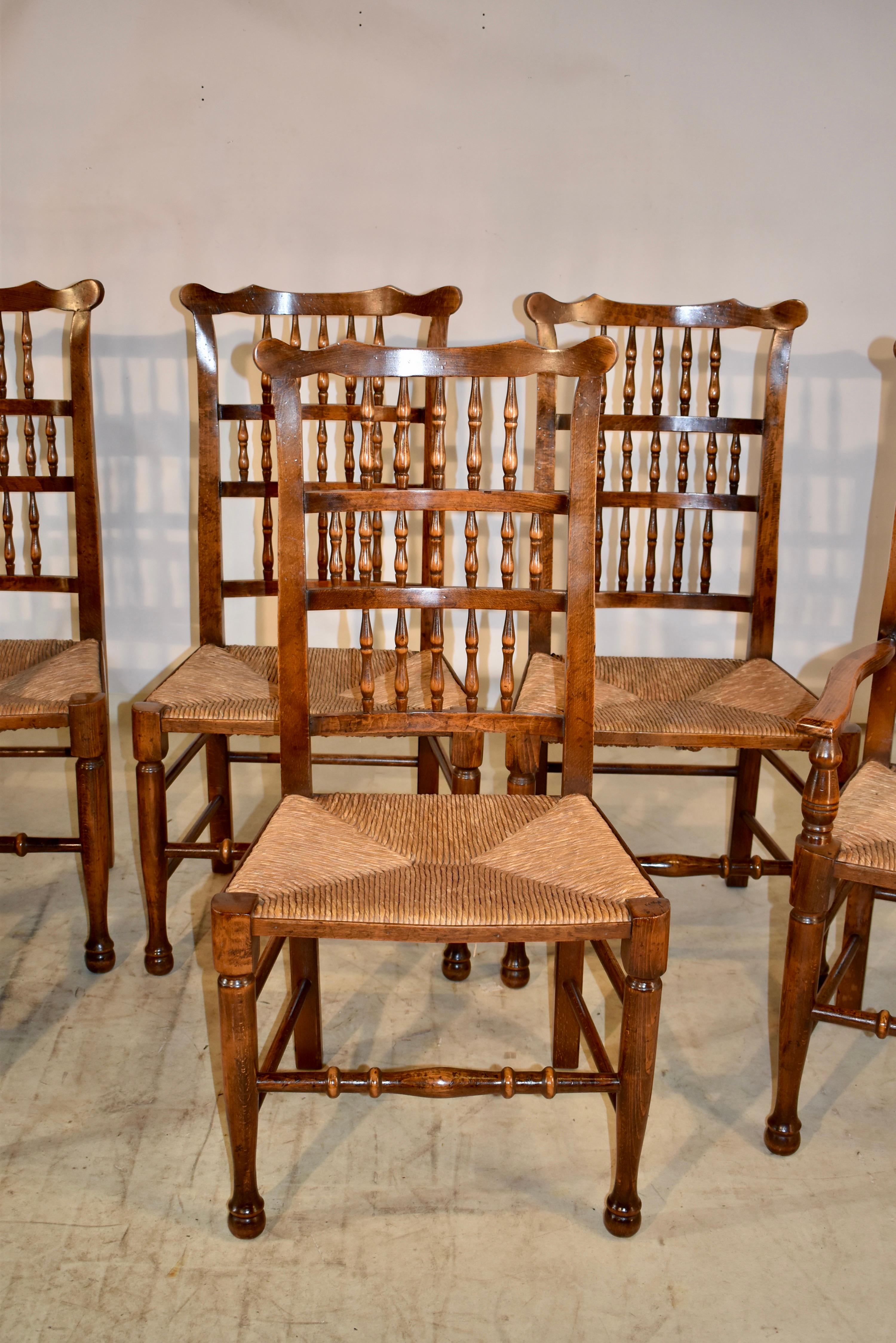 Tourné Ensemble personnalisé de huit chaises à dossier fuseau, vers 1920 en vente