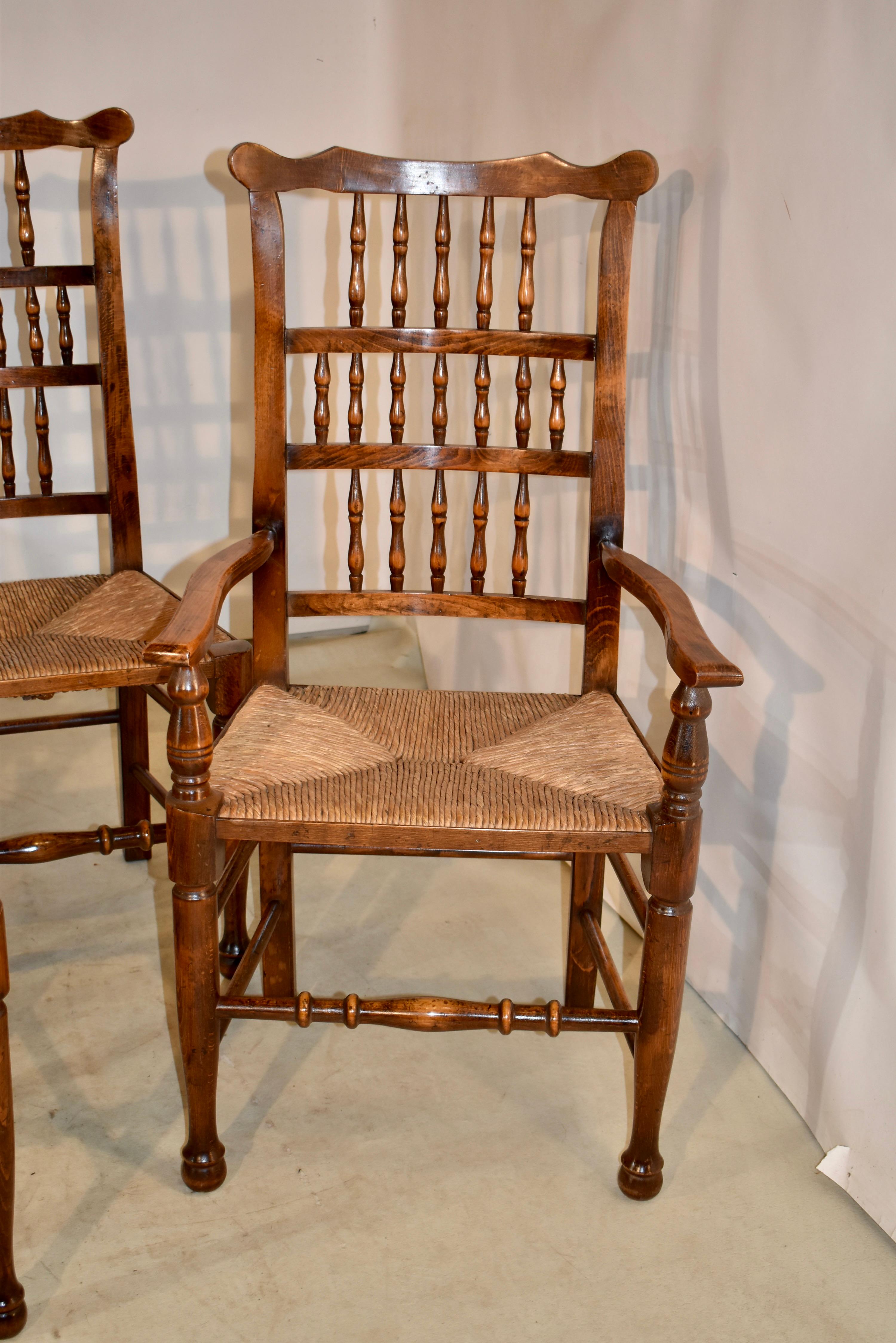Maßgefertigter Satz von acht Stühlen mit Spindelrückenlehne, um 1920 im Zustand „Gut“ im Angebot in High Point, NC