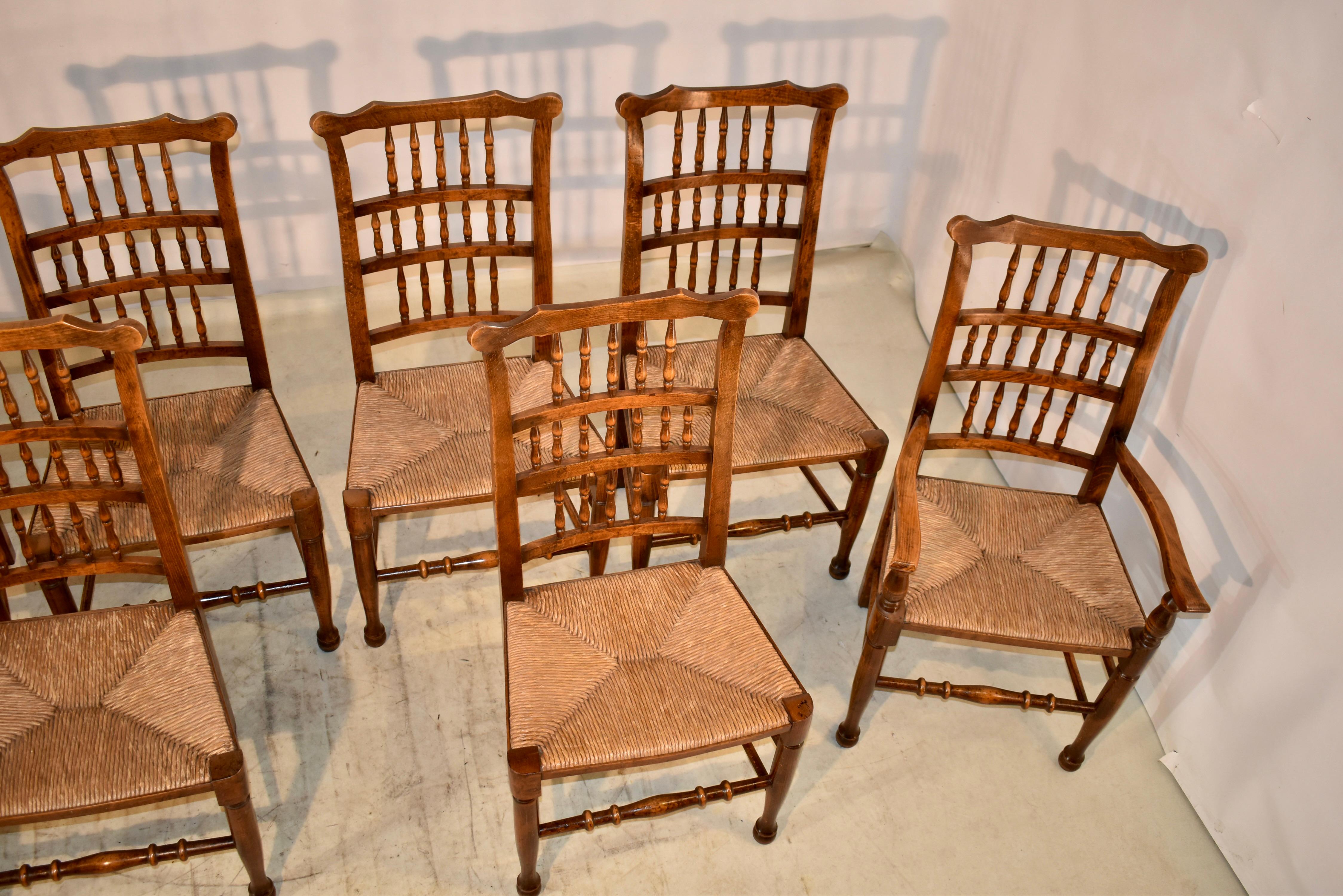 Maßgefertigter Satz von acht Stühlen mit Spindelrückenlehne, um 1920 (Frühes 20. Jahrhundert) im Angebot