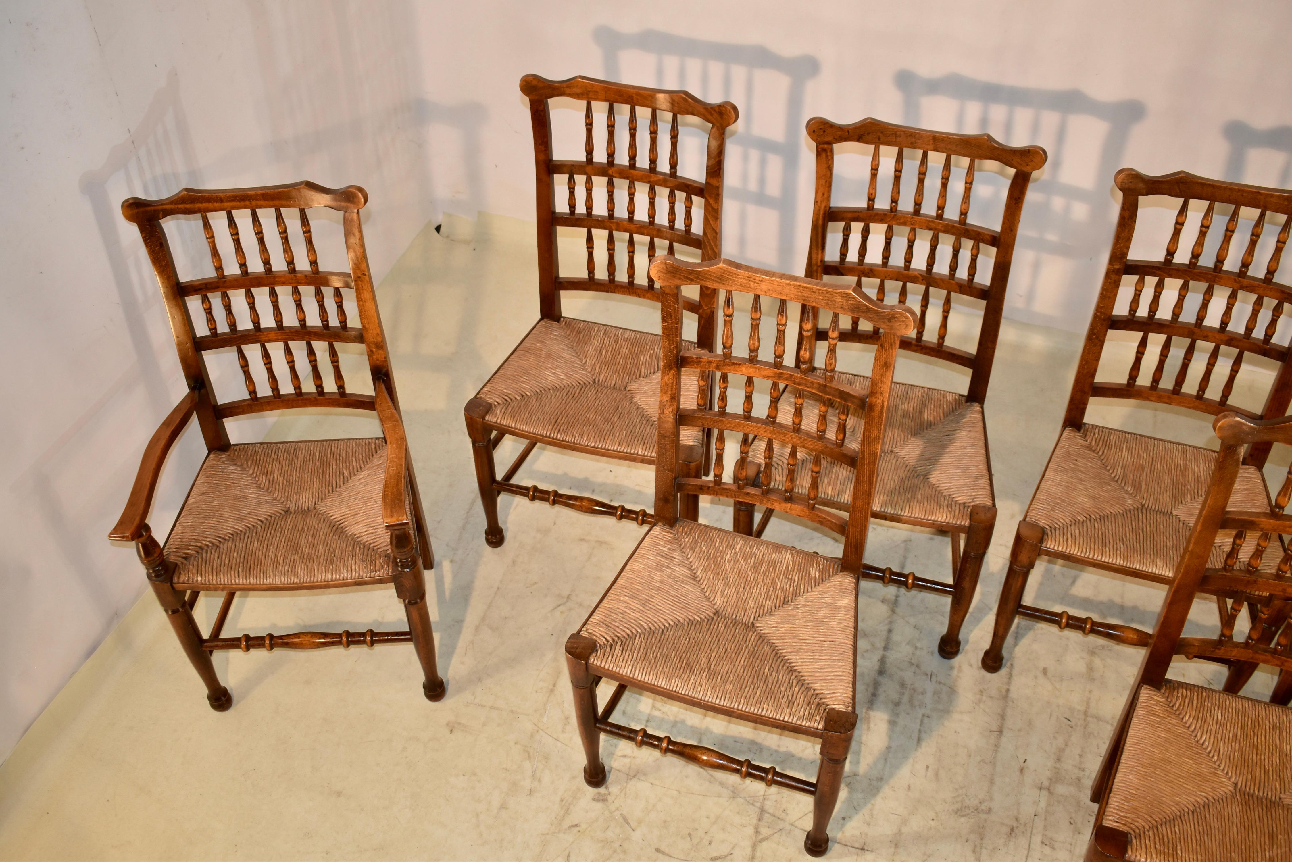 Maßgefertigter Satz von acht Stühlen mit Spindelrückenlehne, um 1920 (Binse) im Angebot