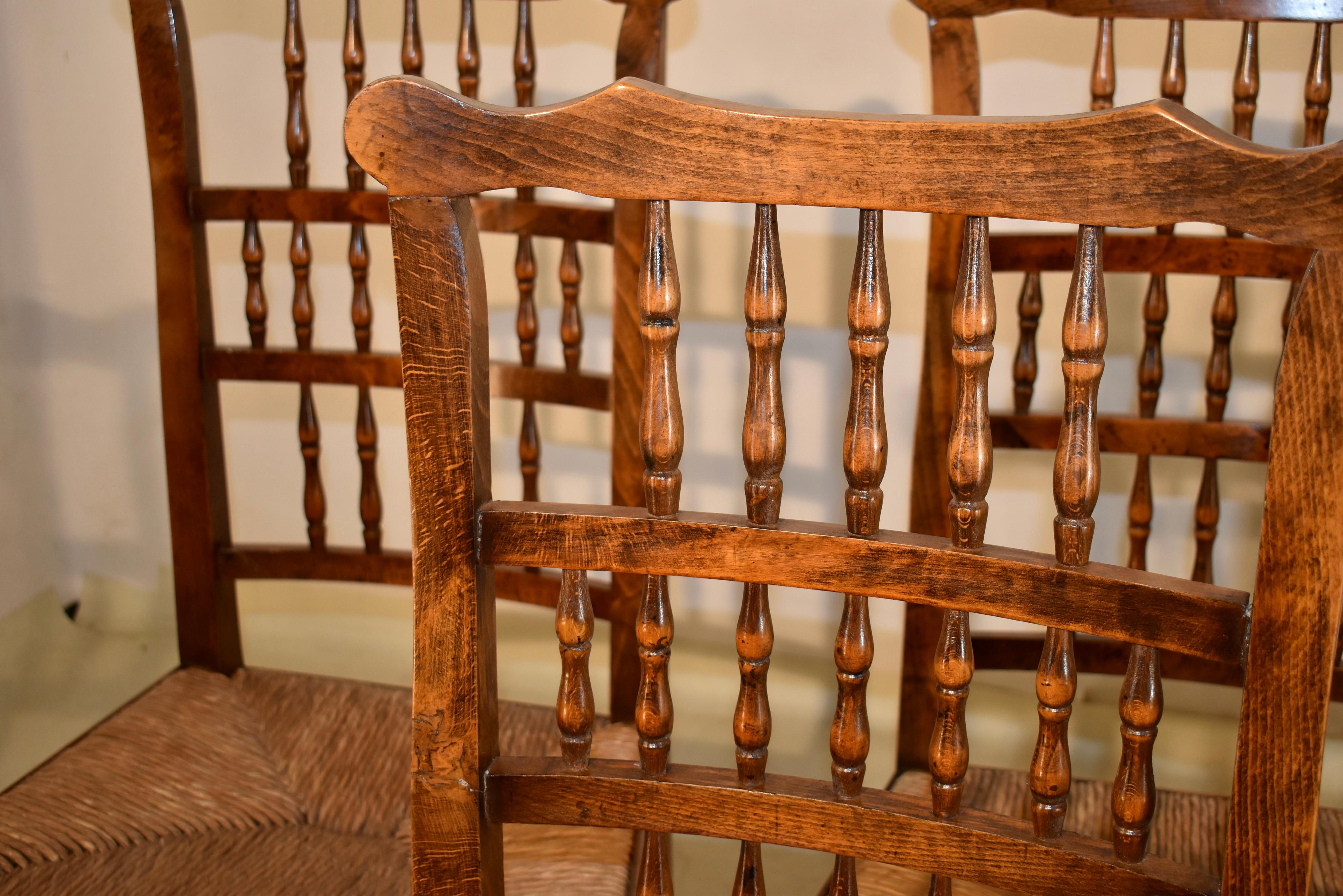 Ensemble personnalisé de huit chaises à dossier fuseau, vers 1920 en vente 1