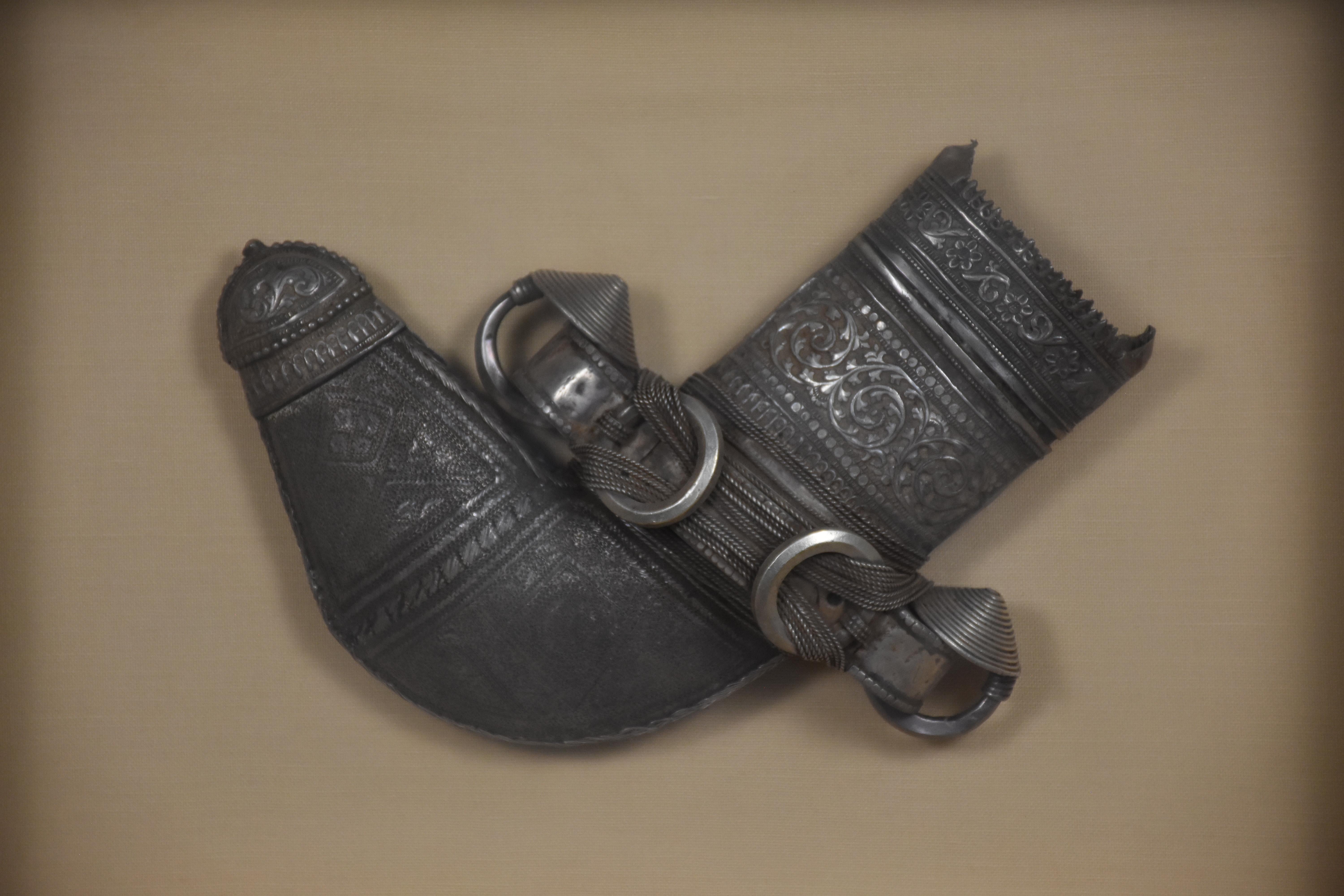 Tribal Boîte d'ombre personnalisée présentant un rare fourreau ancien de Najran en vente