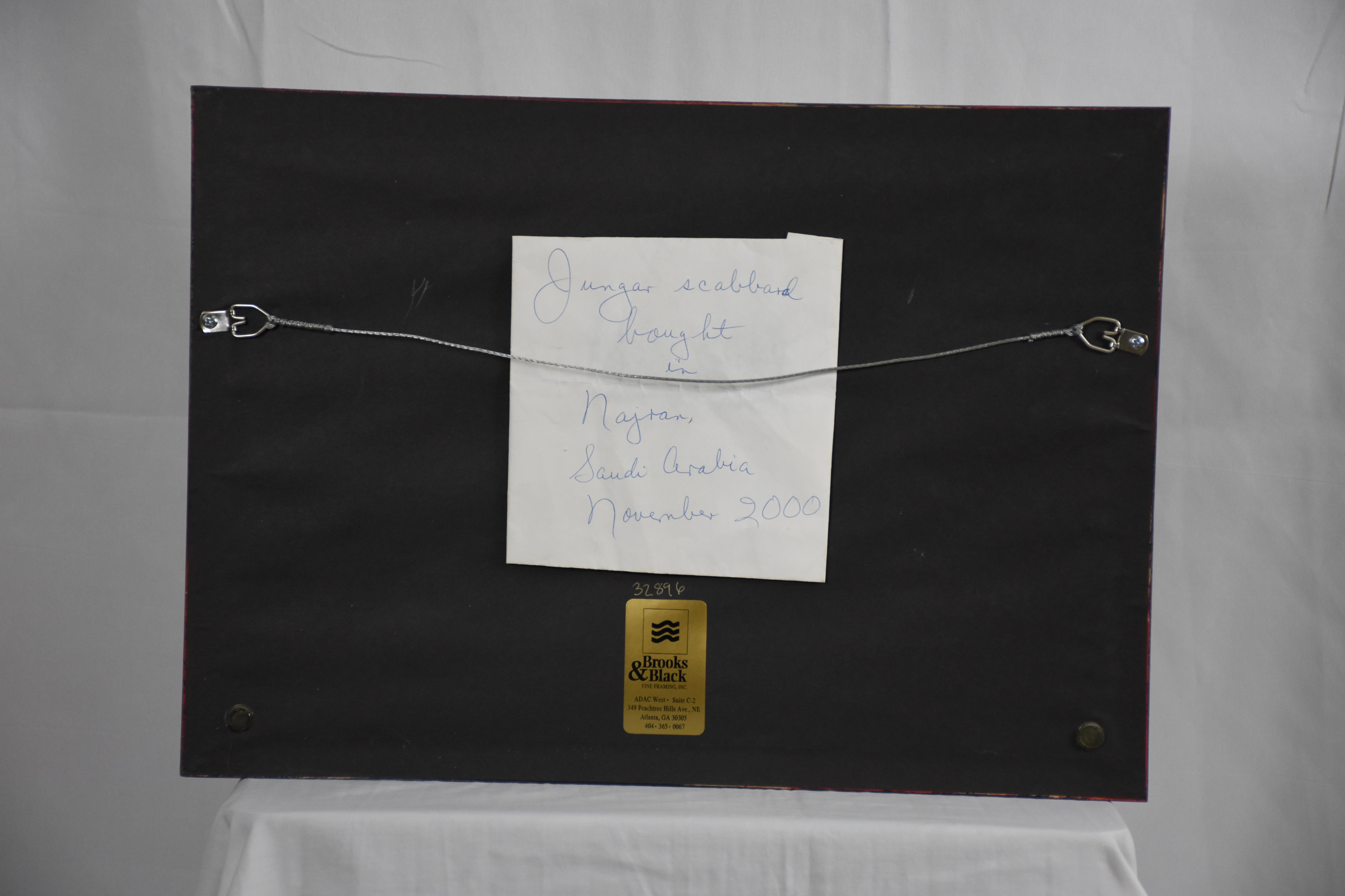 Fait main Boîte d'ombre personnalisée présentant un rare fourreau ancien de Najran en vente