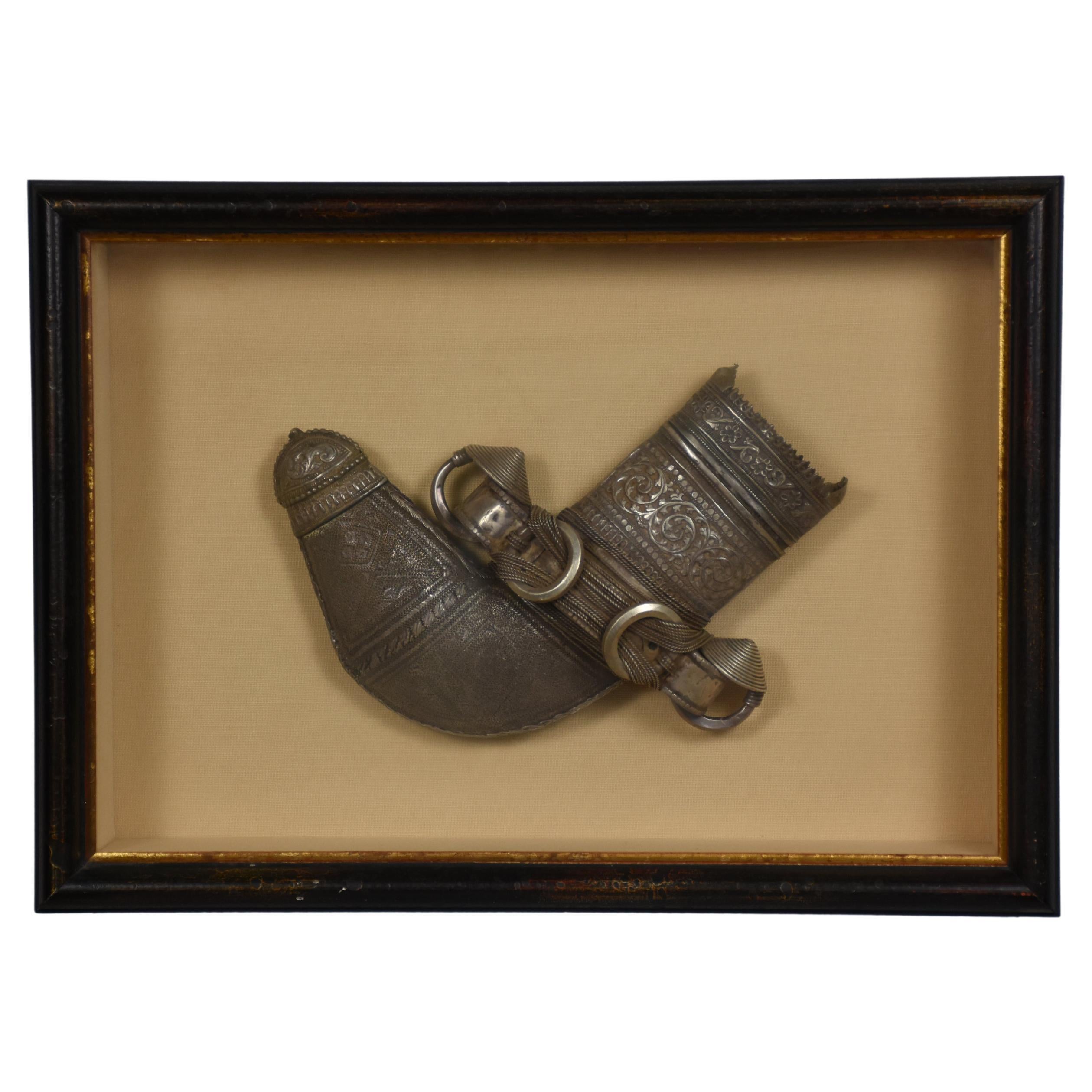 Boîte d'ombre personnalisée présentant un rare fourreau ancien de Najran en vente