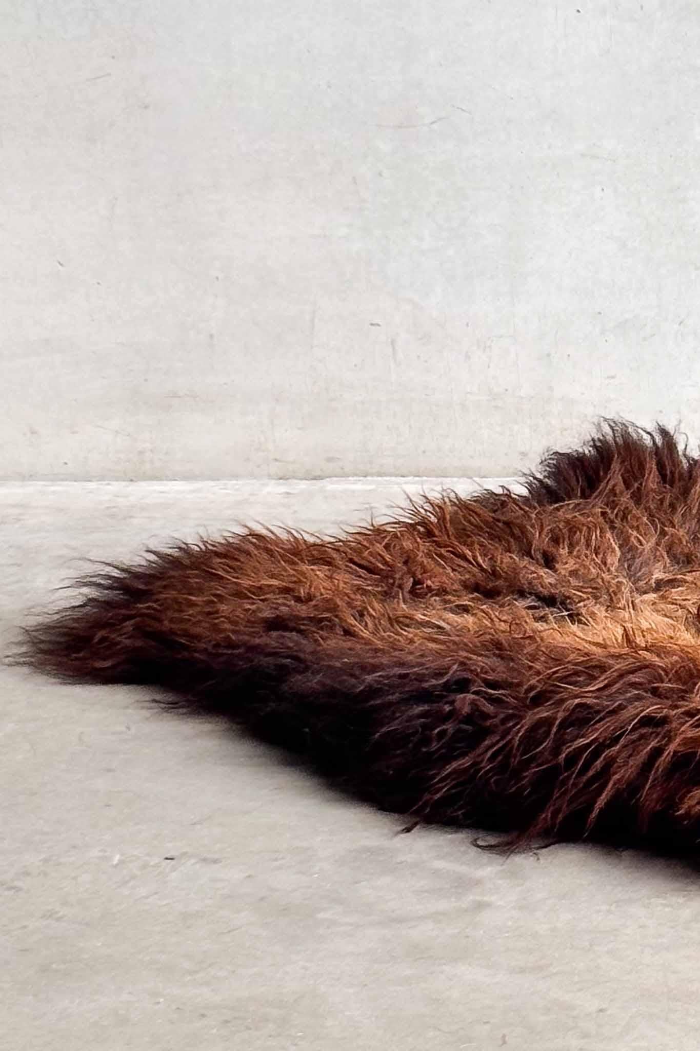 Peau de mouton personnalisée par Carine Boxy -- tapis 