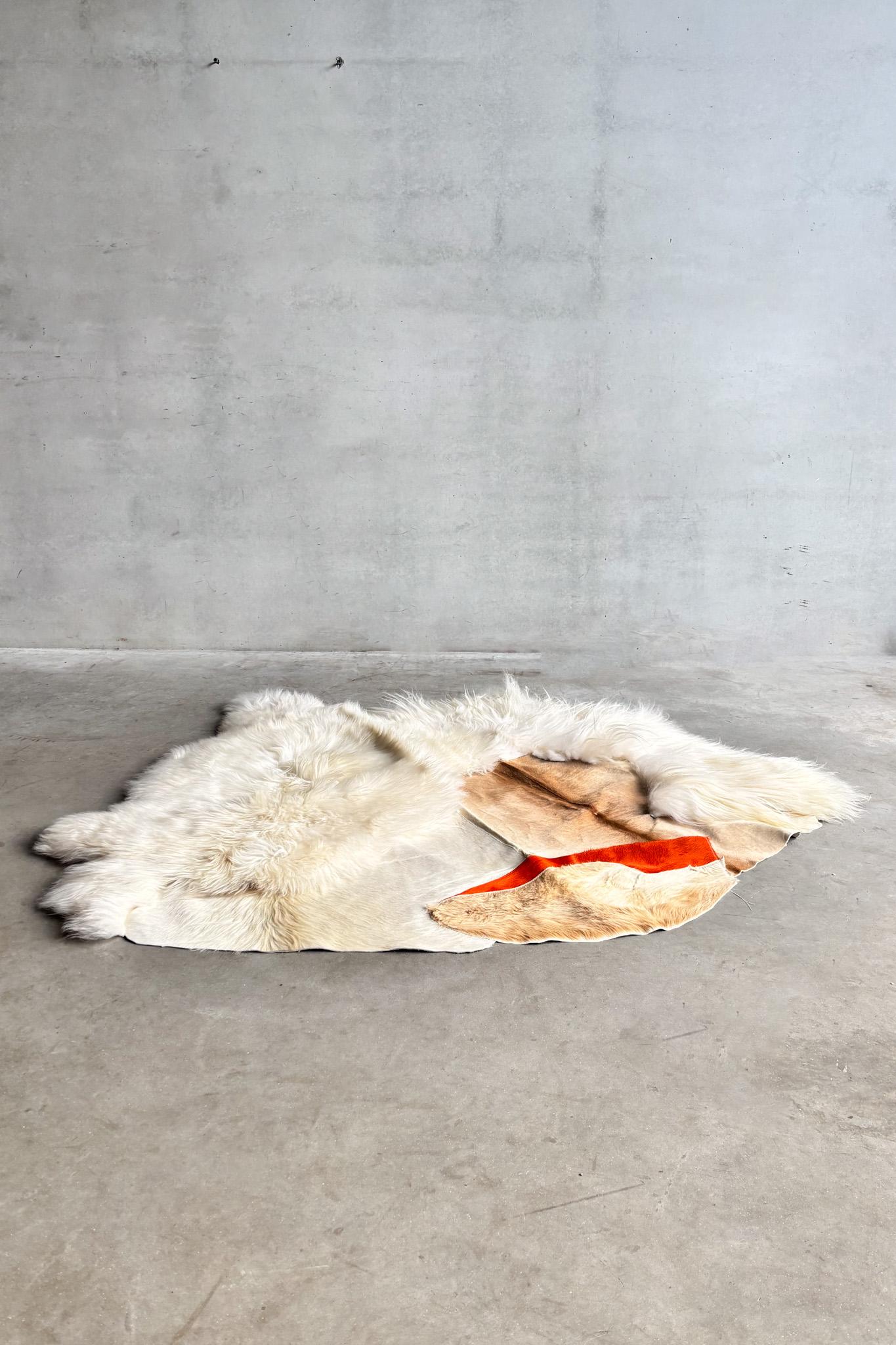 Schafsfell nach Maß von Carine Boxy -- Orange-Off-White-Teppich (21. Jahrhundert und zeitgenössisch) im Angebot