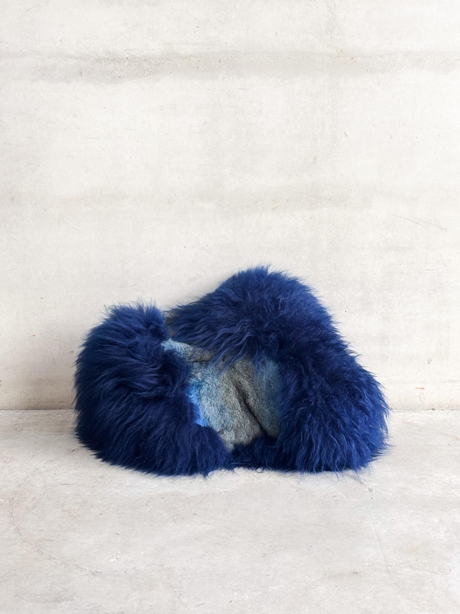 Ce pouf unique en peau de mouton, créé par l'artiste belge Carine Boxy, s'appelle 