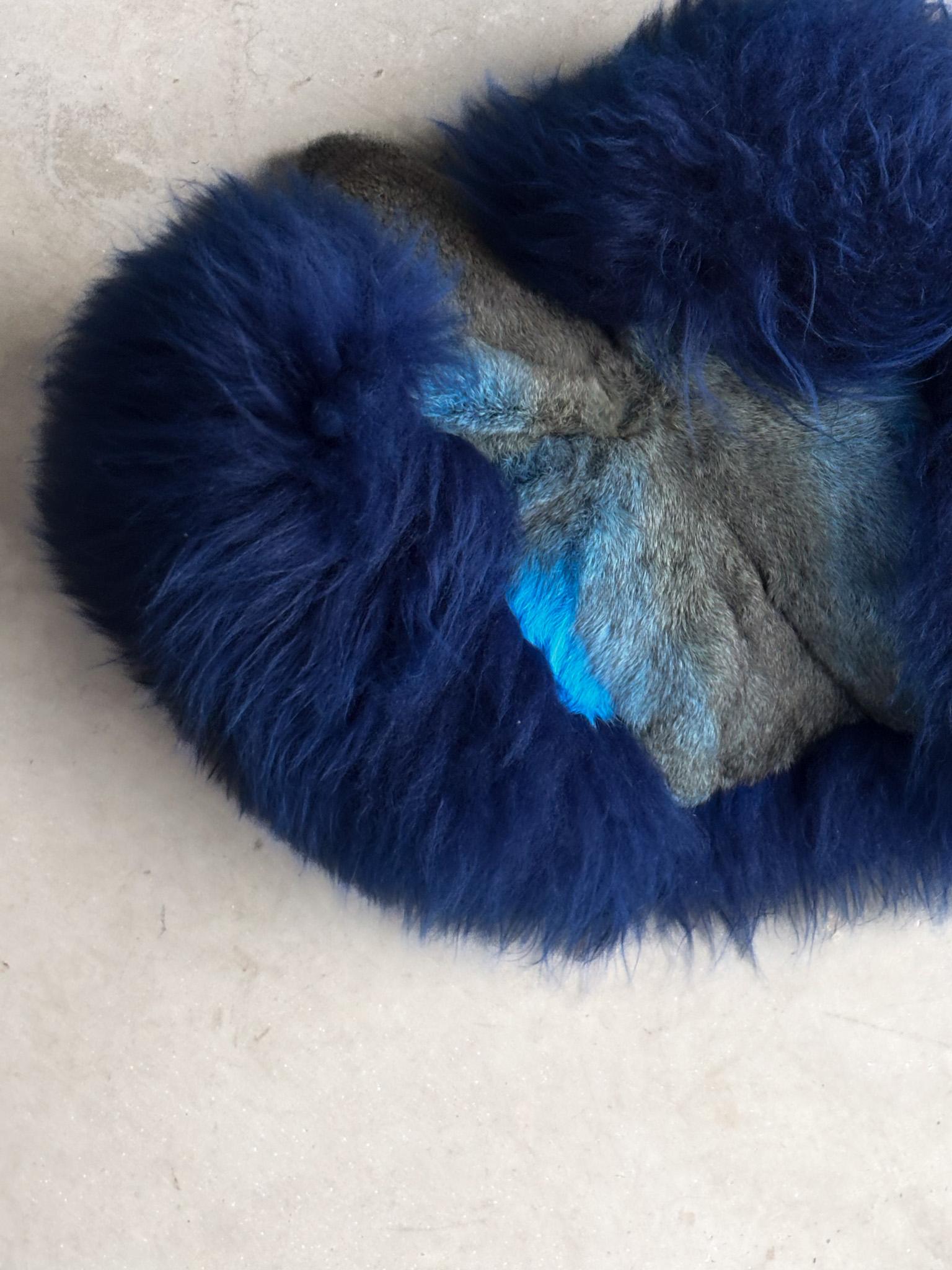Sculpturale sur mesure par Carine Boxy - Coussin bleu « Vatar » Neuf - En vente à Antwerpen, BE