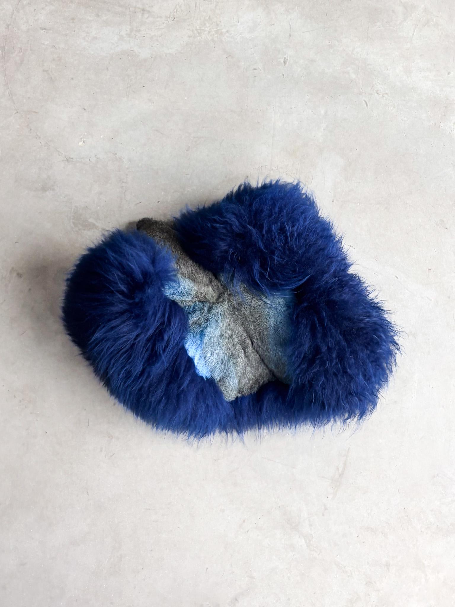XXIe siècle et contemporain Sculpturale sur mesure par Carine Boxy - Coussin bleu « Vatar » en vente