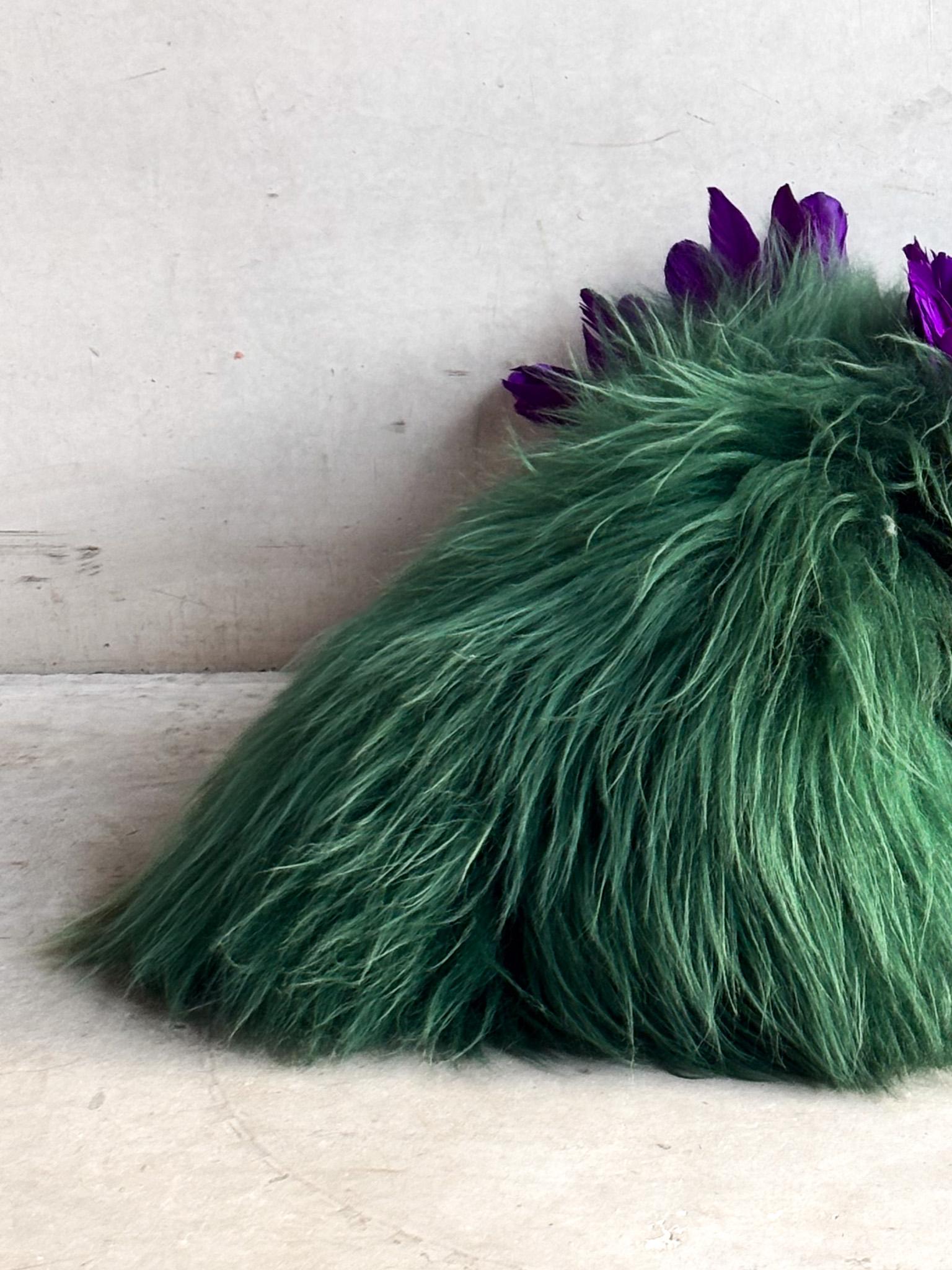 Belge Sculpturale sur mesure par Carine Boxy - Coussin vert violet en vente