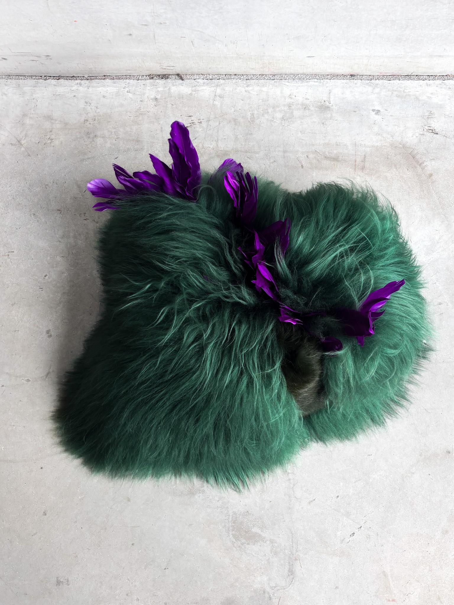 Sculpturale sur mesure par Carine Boxy - Coussin vert violet Neuf - En vente à Antwerpen, BE