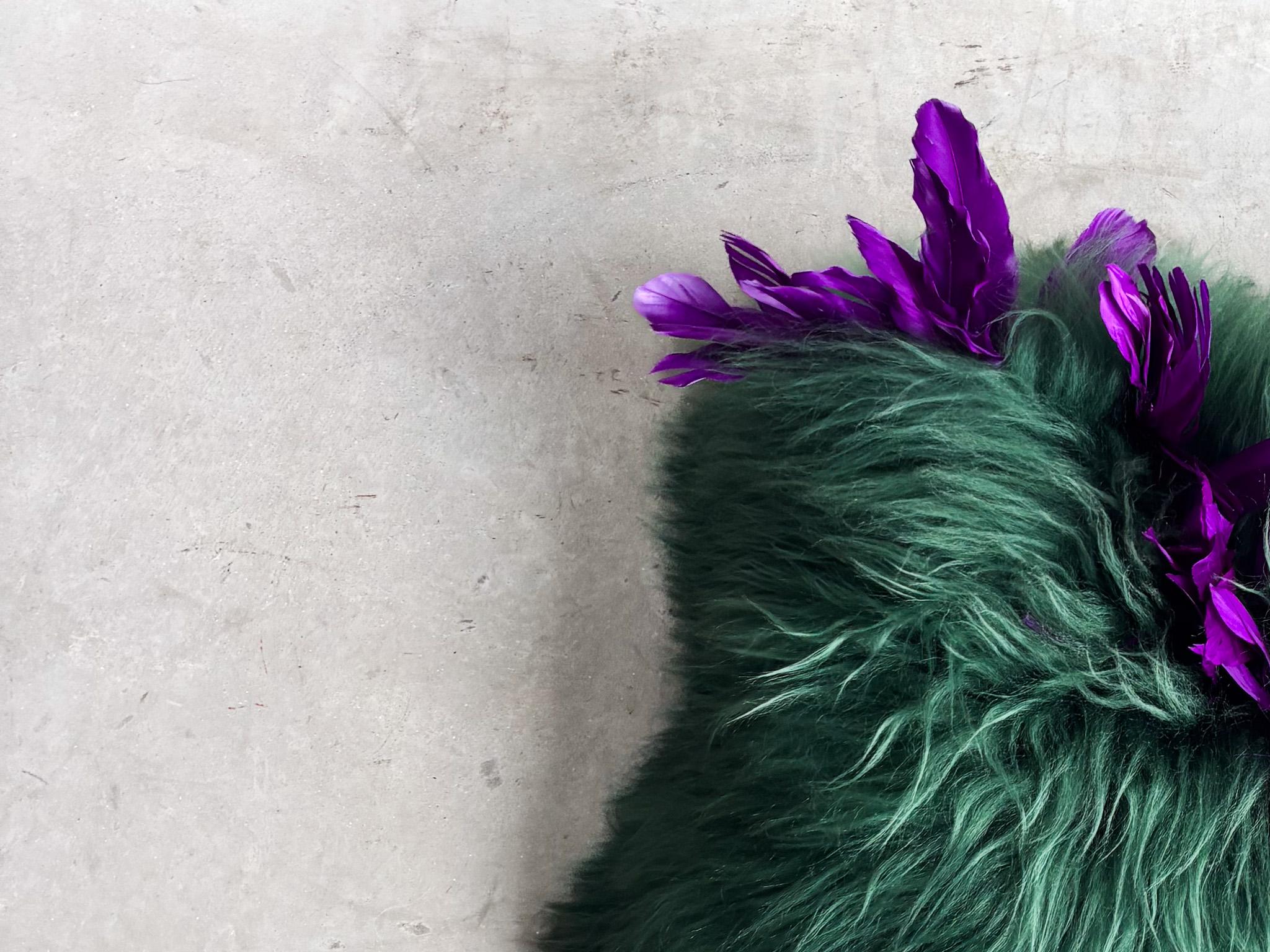 XXIe siècle et contemporain Sculpturale sur mesure par Carine Boxy - Coussin vert violet en vente
