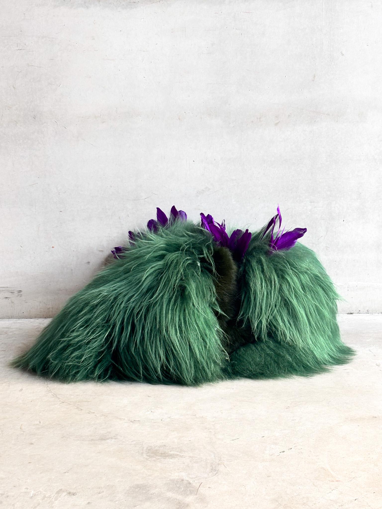 Cuir de mouton Sculpturale sur mesure par Carine Boxy - Coussin vert violet en vente