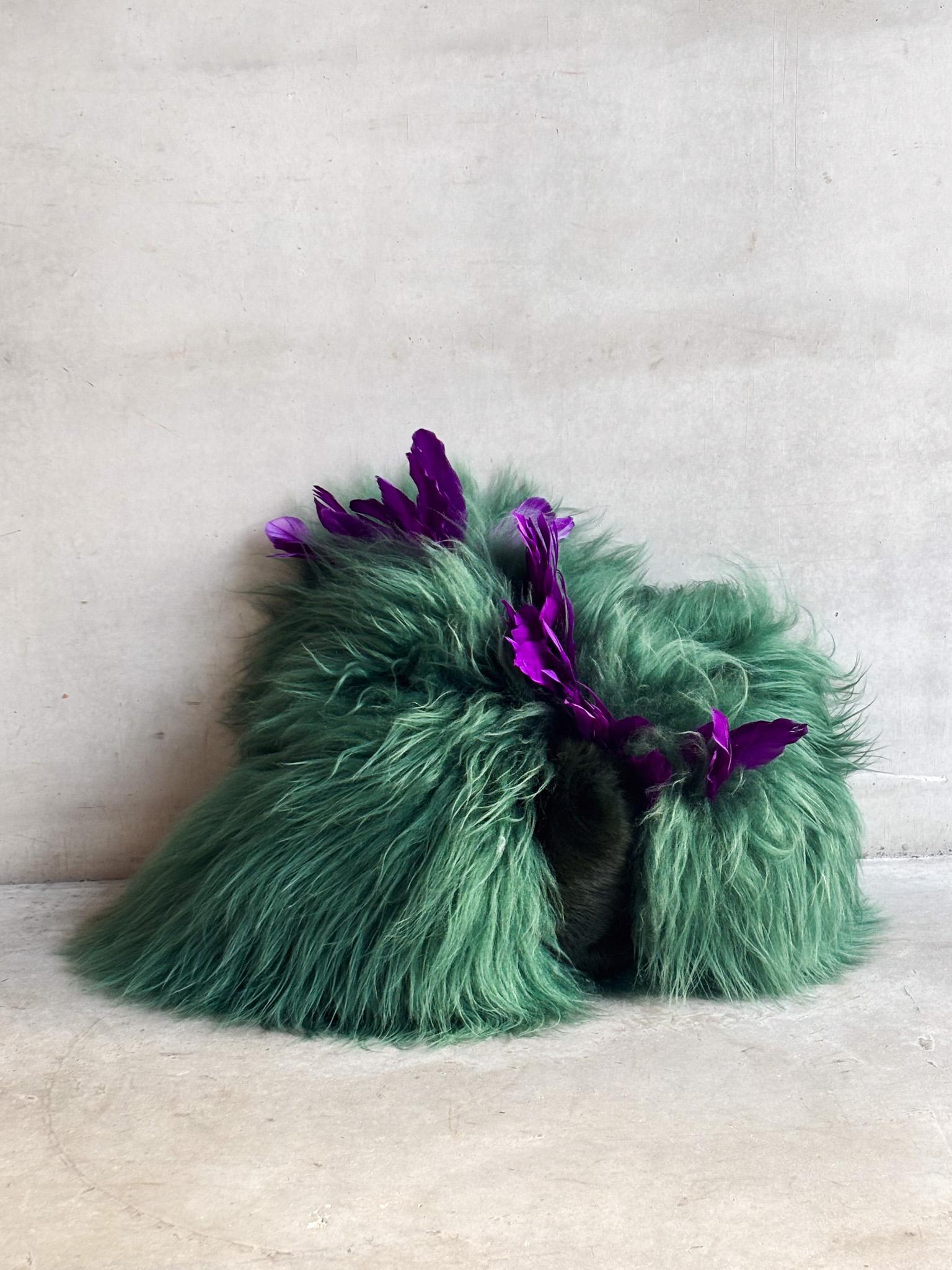Sculpturale sur mesure par Carine Boxy - Coussin vert violet en vente 1