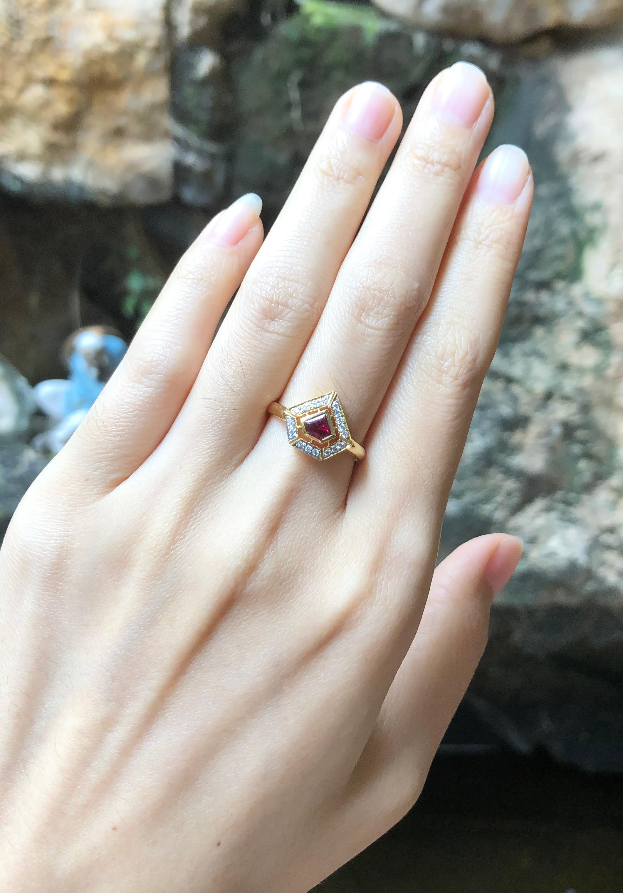 Individueller Rubinring mit Schildschliff und Diamantring in 18 Karat Goldfassung (Zeitgenössisch) im Angebot