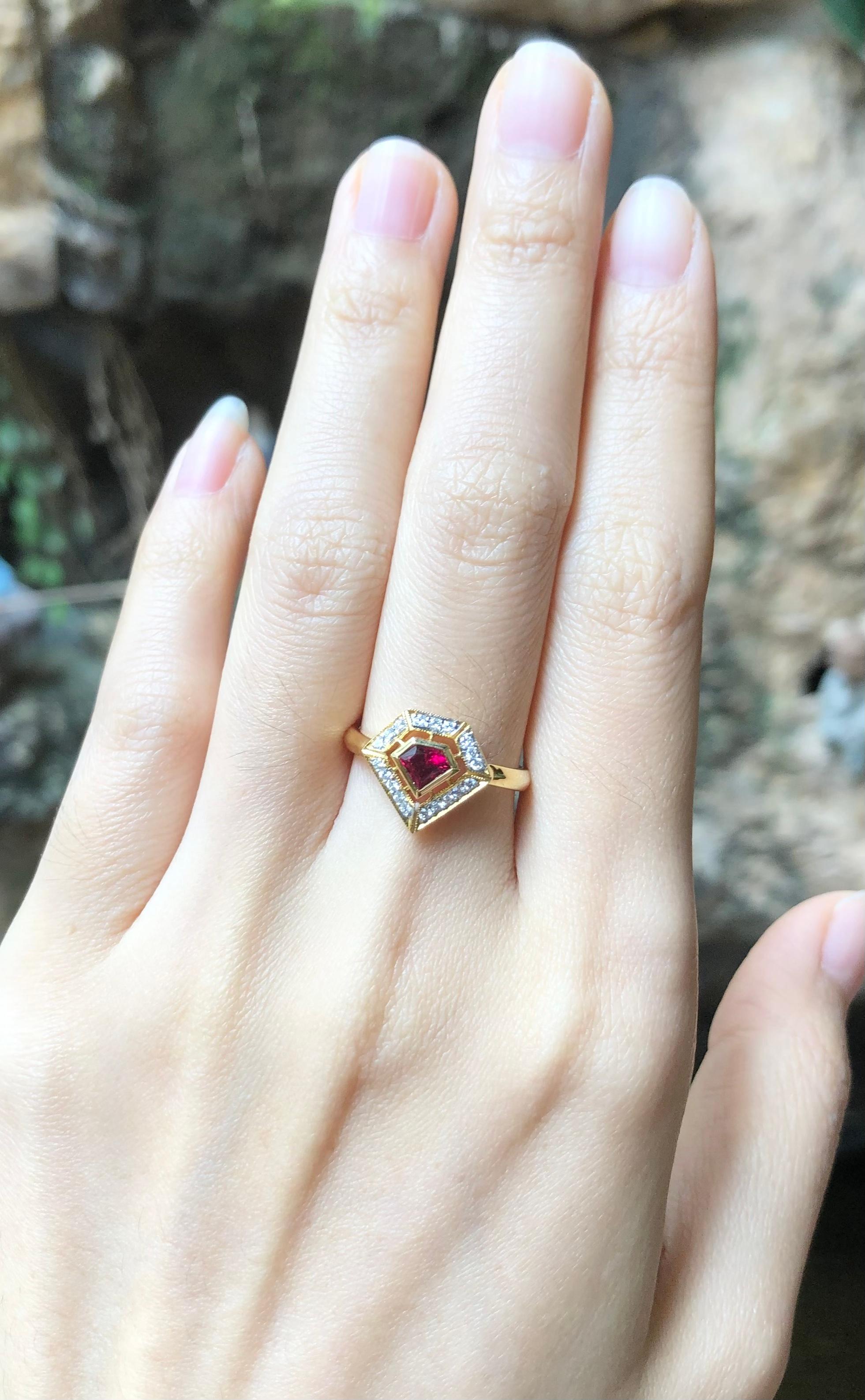 Individueller Rubinring mit Schildschliff und Diamantring in 18 Karat Goldfassung für Damen oder Herren im Angebot