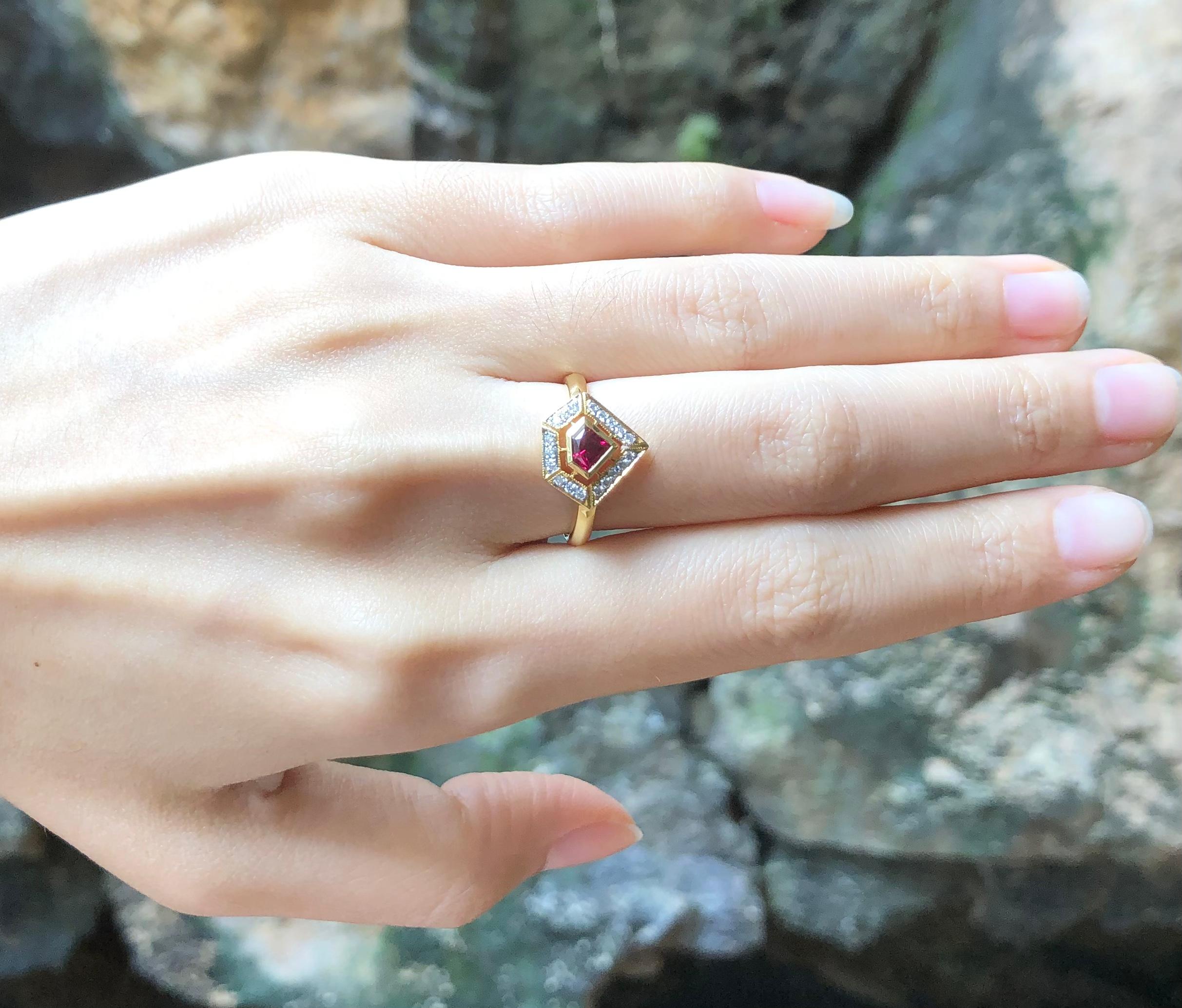 Individueller Rubinring mit Schildschliff und Diamantring in 18 Karat Goldfassung im Angebot 1