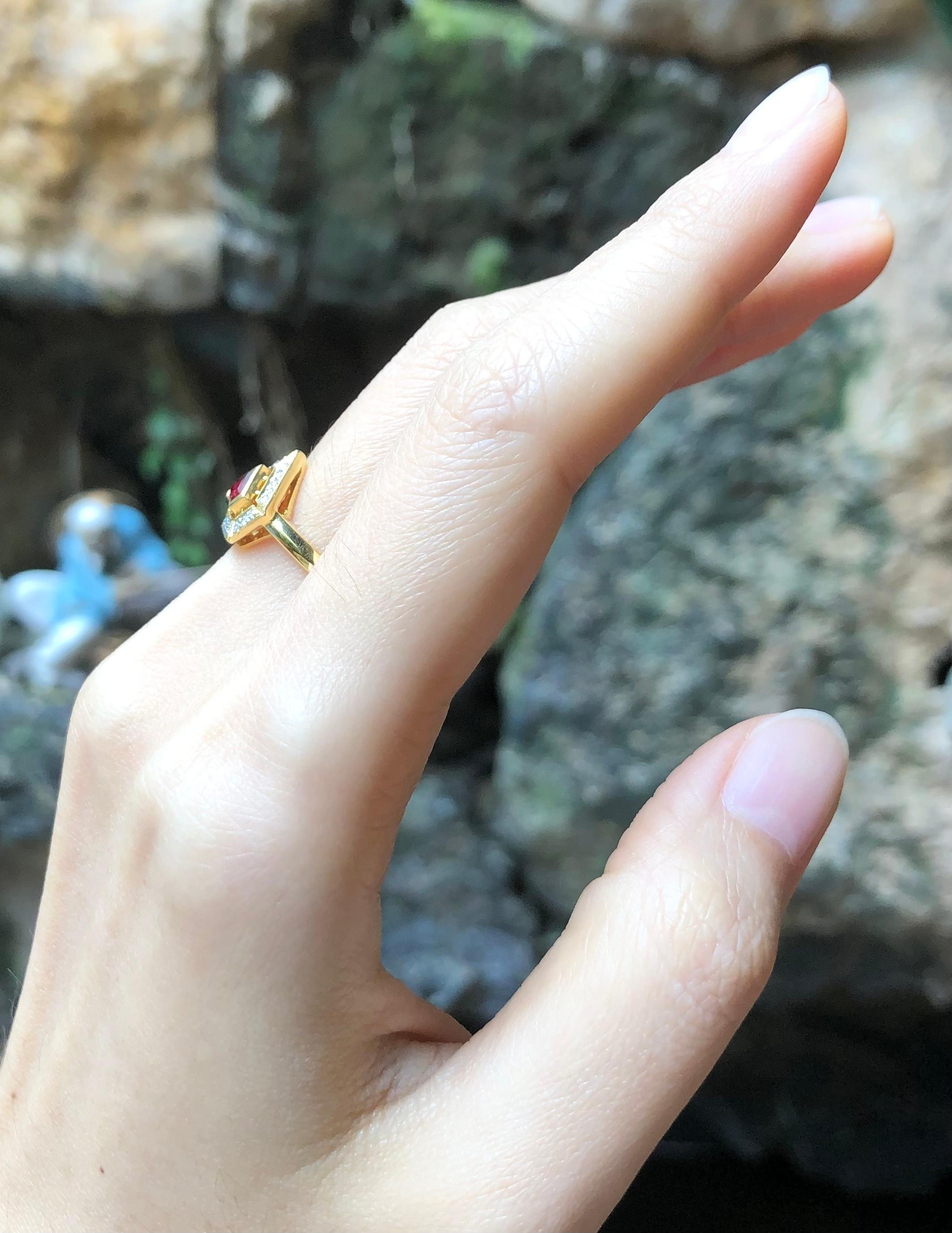 Individueller Rubinring mit Schildschliff und Diamantring in 18 Karat Goldfassung im Angebot 2