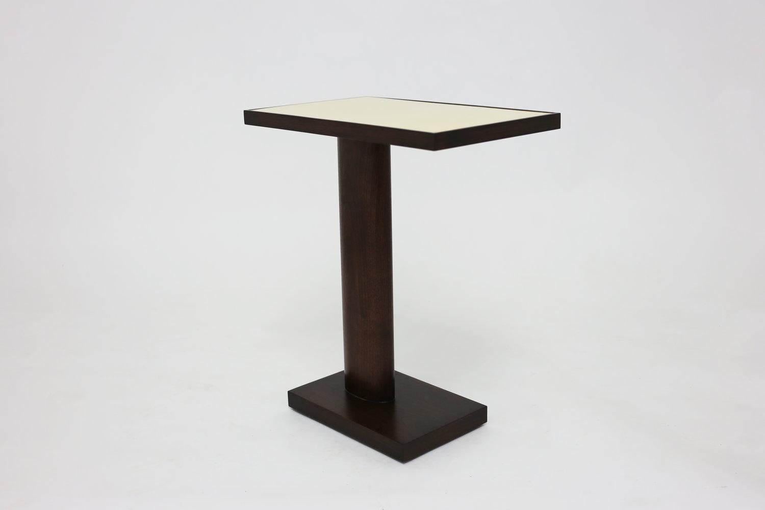 La table Halsey peut être fabriquée sur mesure dans le bois et la finition de votre choix, ainsi que dans des dimensions personnalisées (prix sur demande). Le plateau peut être fabriqué en bois fini ou peut être tapissé et laqué pour une variation
