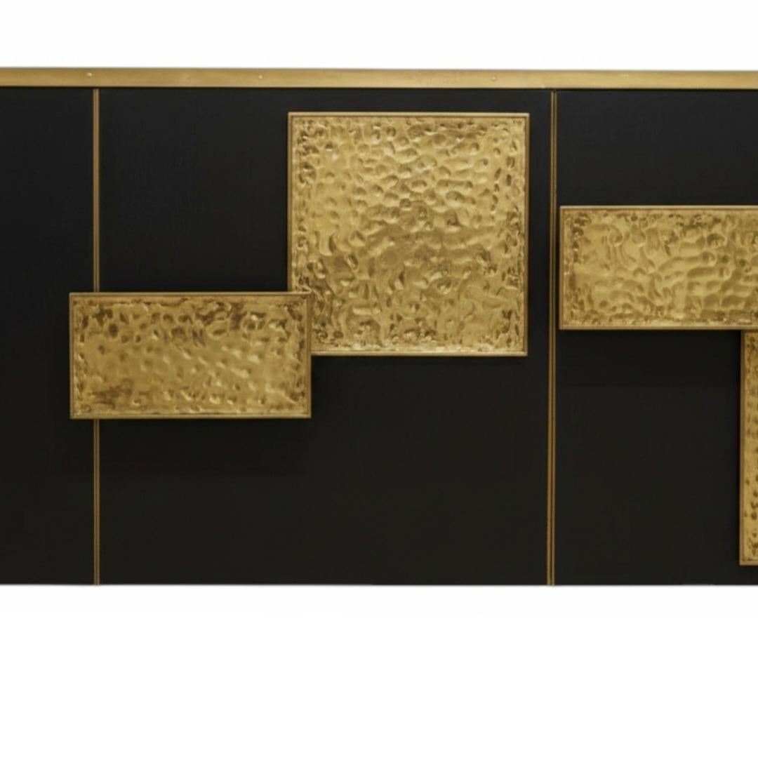 Credenza in vetro di Murano nero e ottone martellato Justfurnituress

Questa credenza contemporanea firmata Justfurnituress è realizzata con struttura in legno e rivestimento frontale in vetro di Murano nero lucido, arricchito da applicazioni