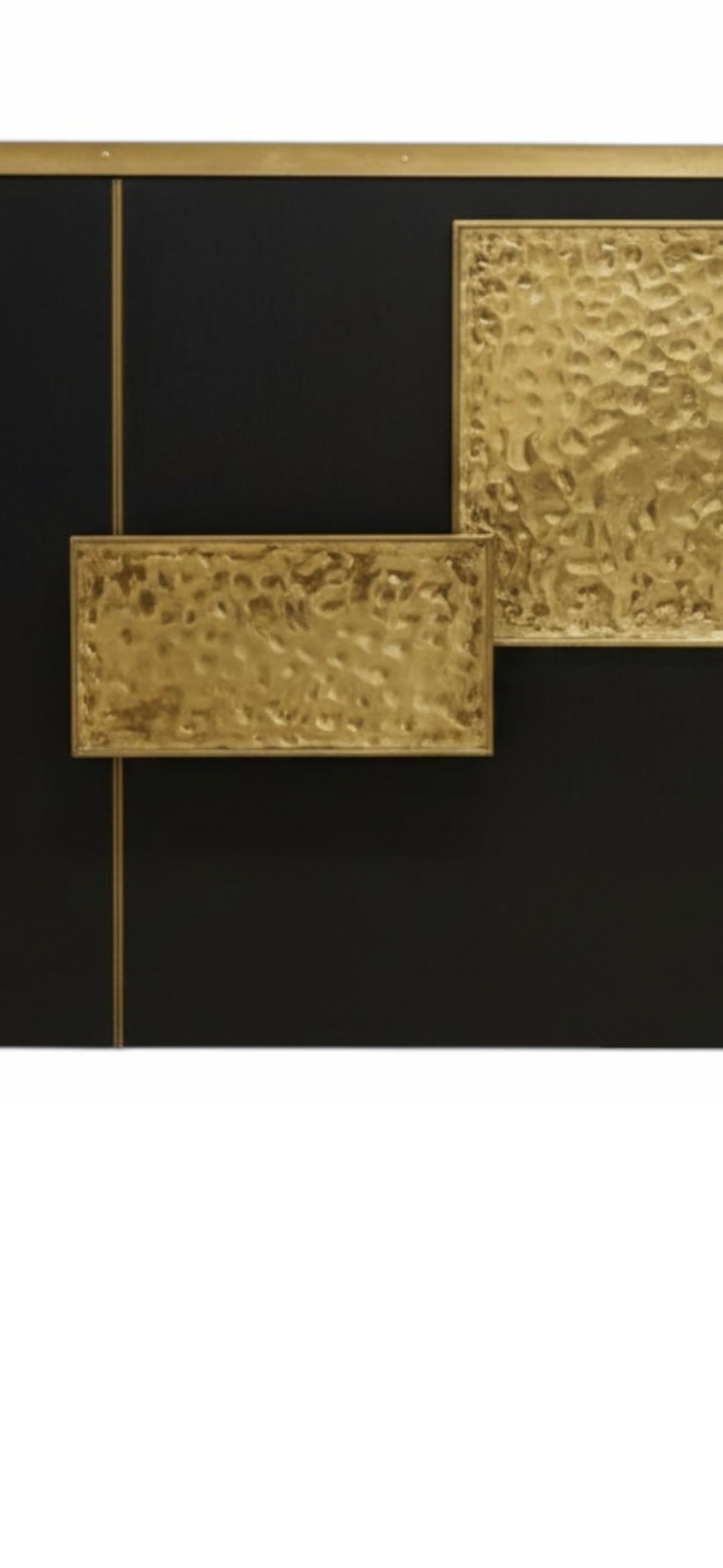 Mid-Century moderno Credenza personalizzata in vetro di Murano nero e ottone martellato Justfurnituress in vendita