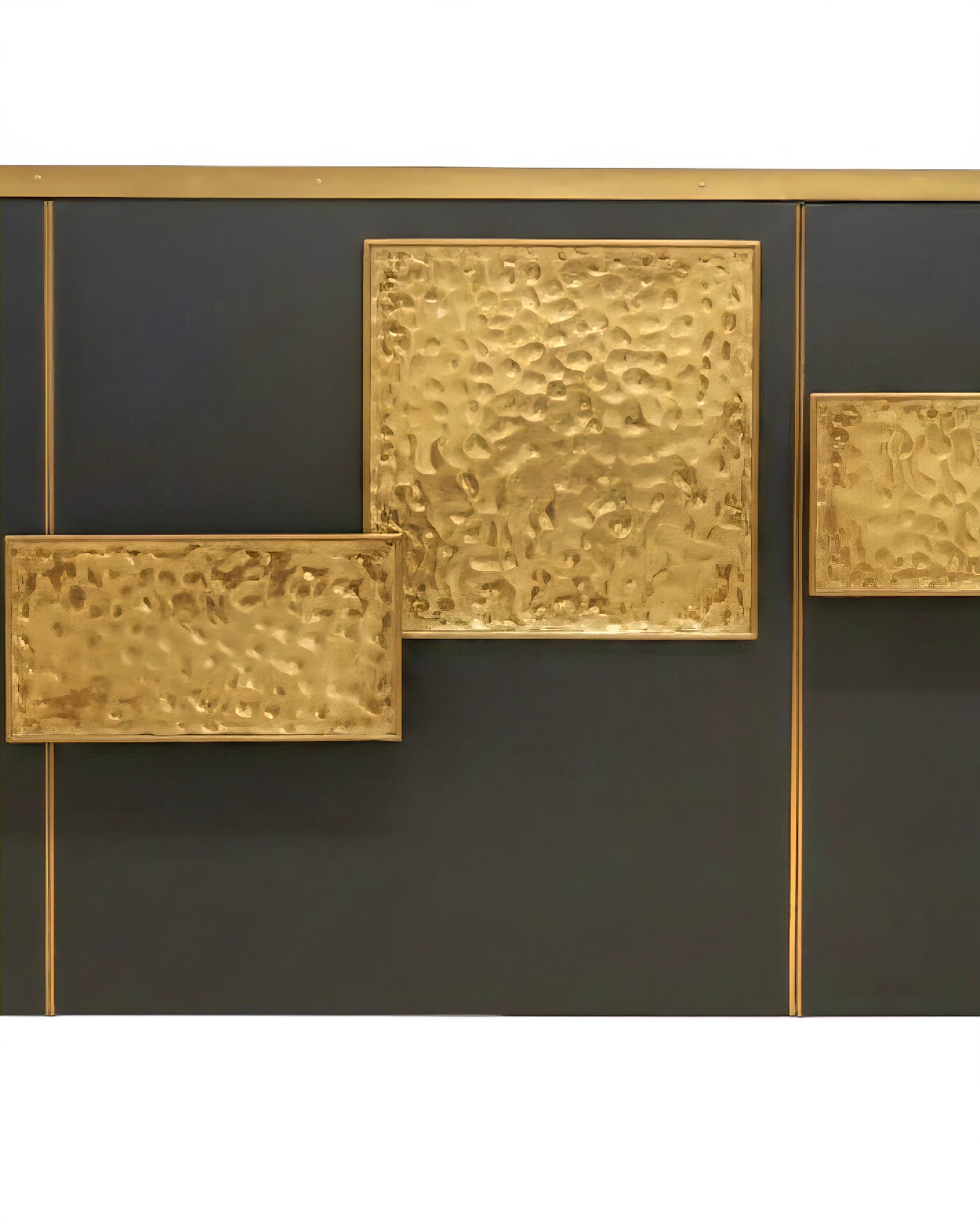 Italiano Credenza personalizzata in vetro di Murano nero e ottone martellato Justfurnituress in vendita