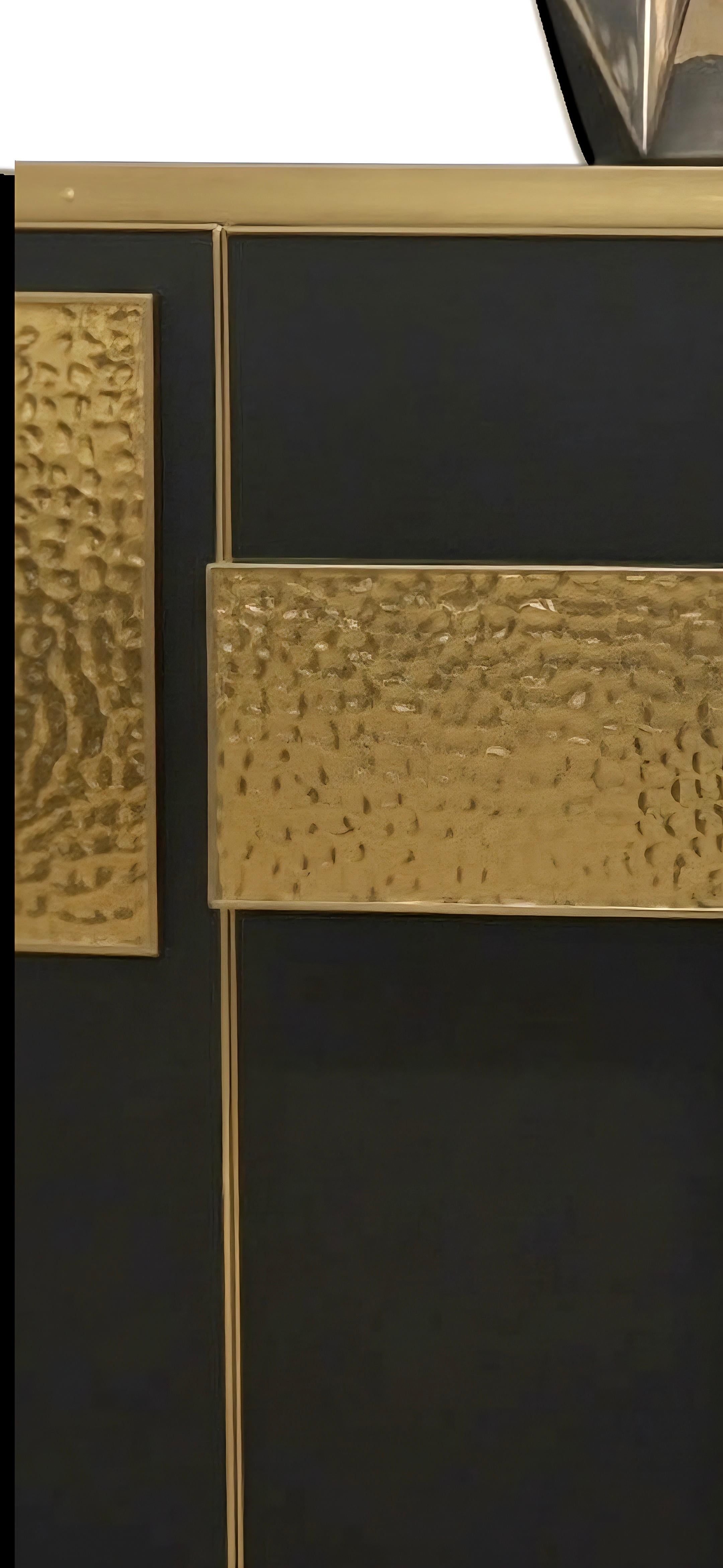 Fatto a mano Credenza personalizzata in vetro di Murano nero e ottone martellato Justfurnituress in vendita