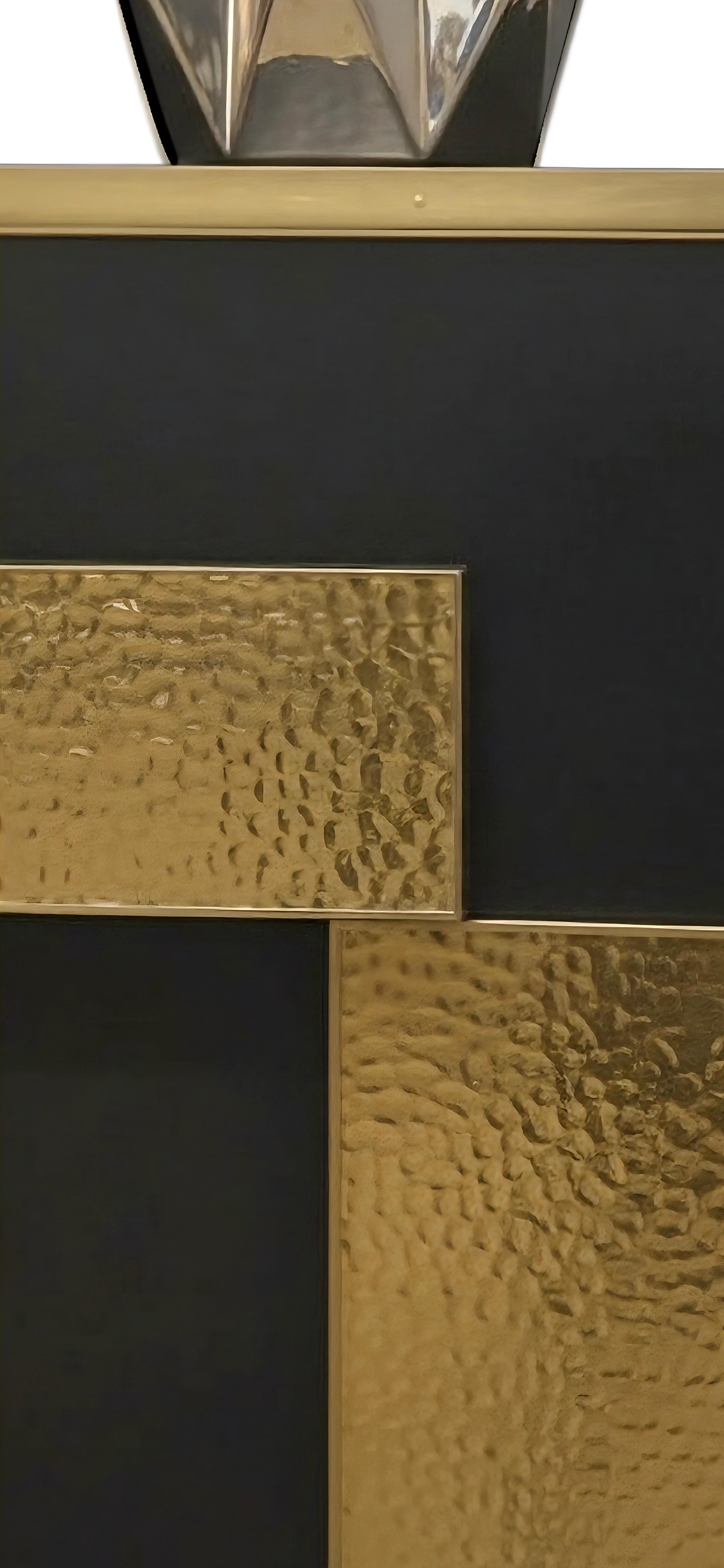 Credenza personalizzata in vetro di Murano nero e ottone martellato Justfurnituress In condizioni Nuovo in vendita a Guazzora, IT