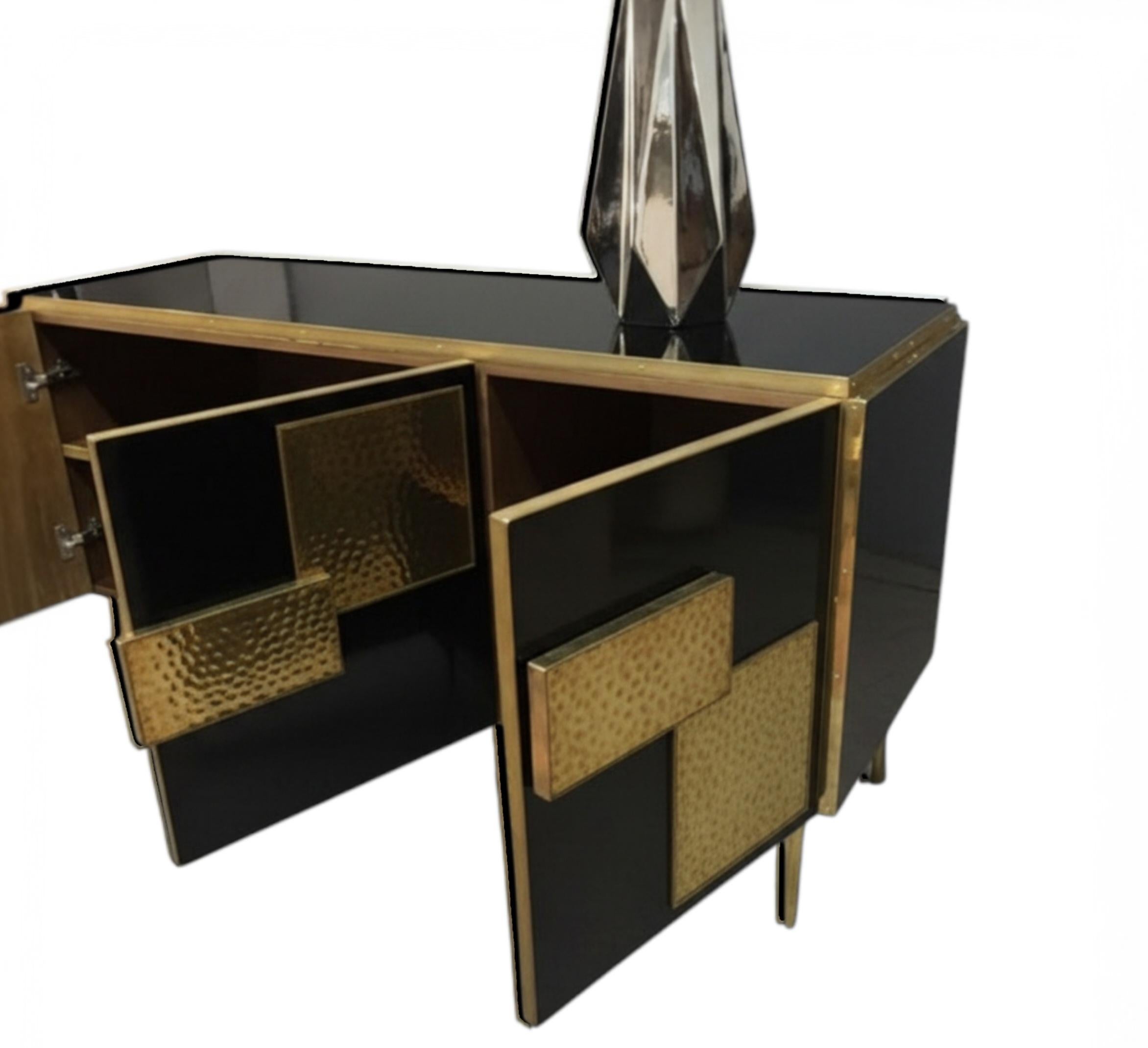 XXI secolo e contemporaneo Credenza personalizzata in vetro di Murano nero e ottone martellato Justfurnituress in vendita