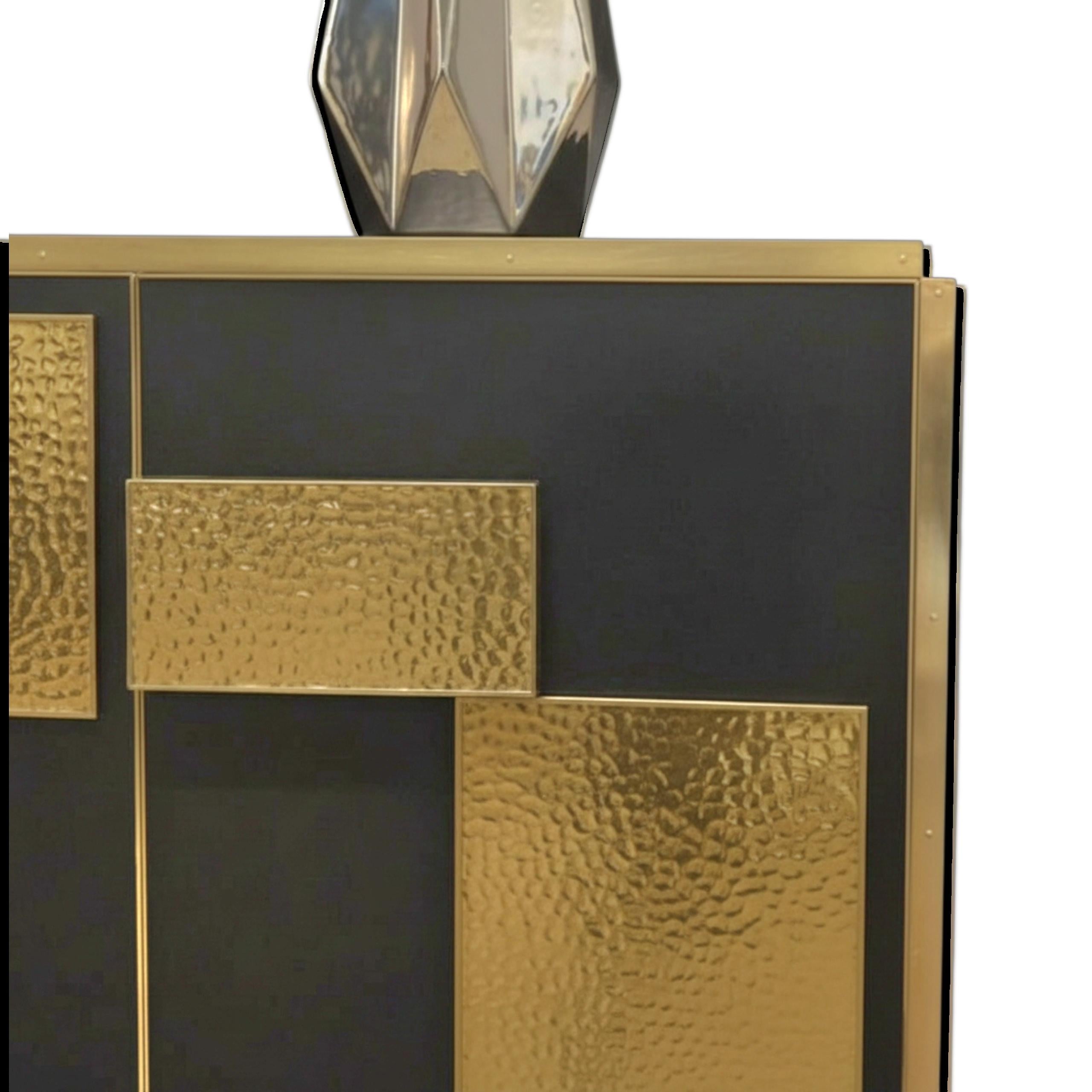 Ottone Credenza personalizzata in vetro di Murano nero e ottone martellato Justfurnituress in vendita